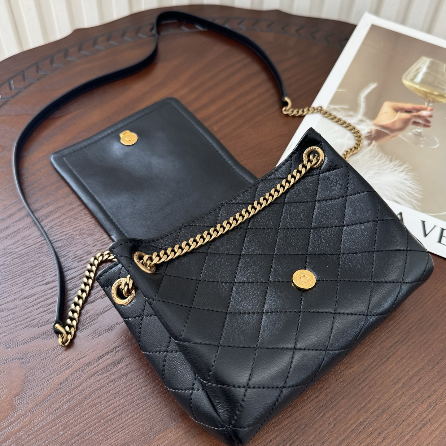 全套包装！原厂Monogram Mini Nolita，复古的翻盖信封包盖搭配菱格绗缝设计，小小的包身，