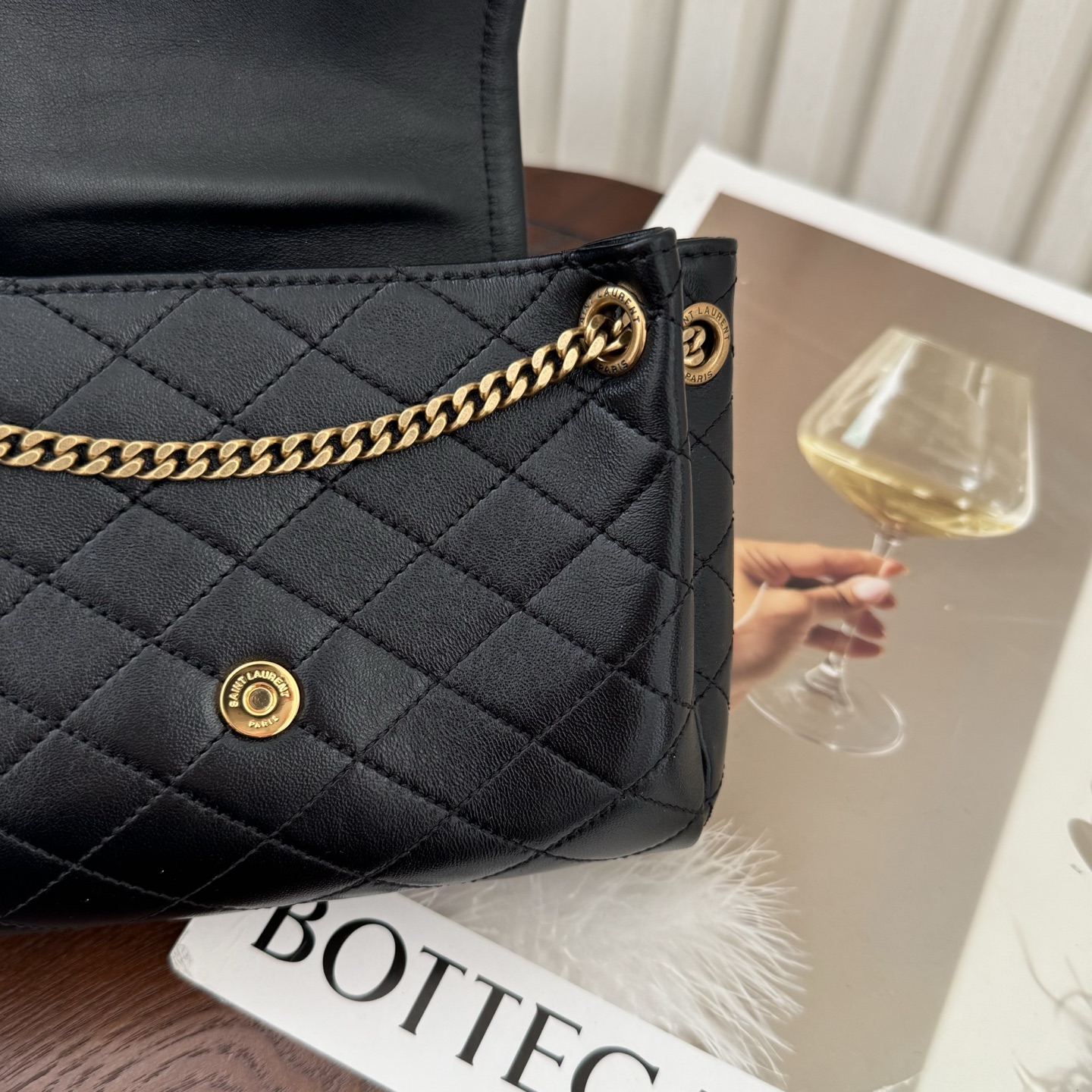 全套包装！原厂Monogram Mini Nolita，复古的翻盖信封包盖搭配菱格绗缝设计，小小的包身，