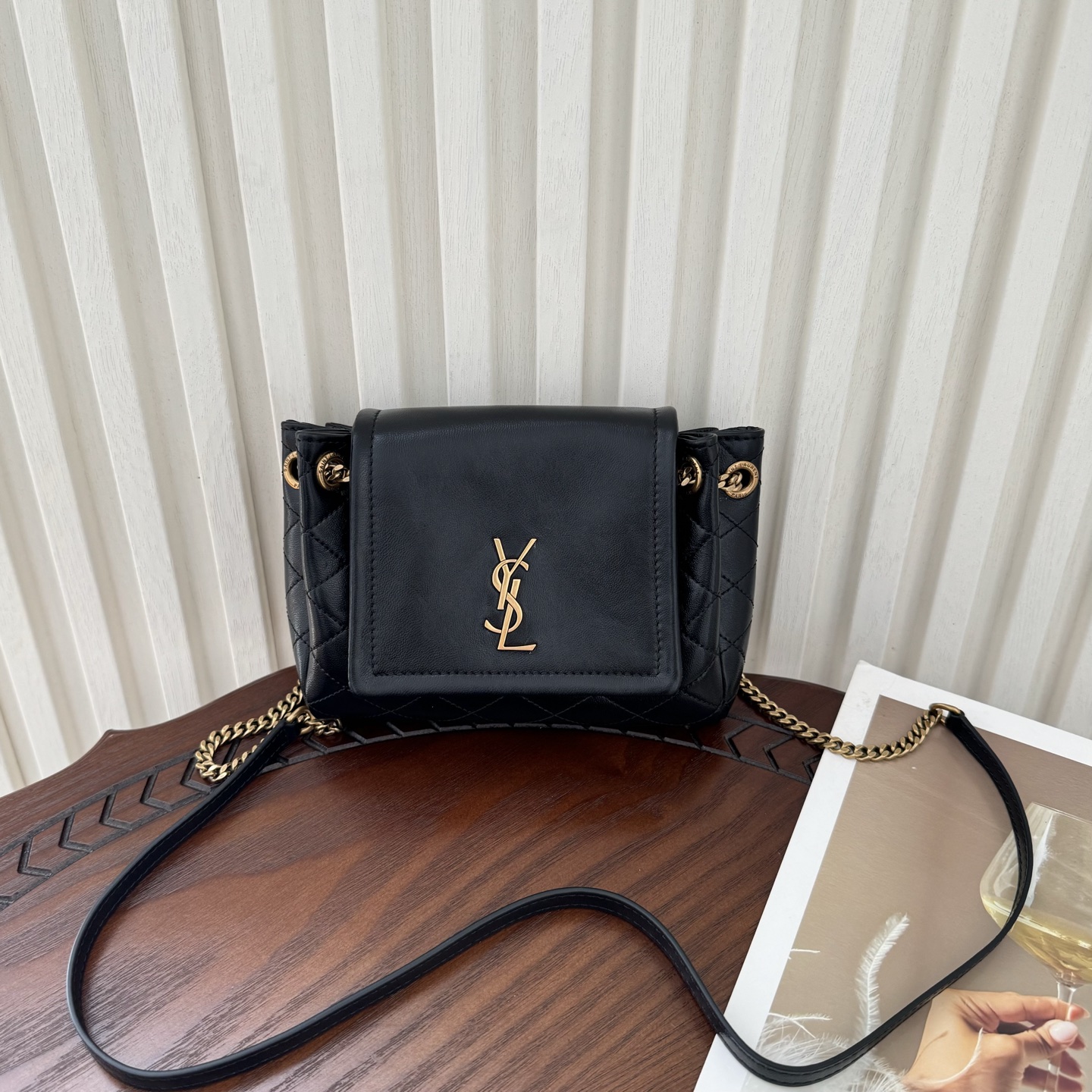 全套包装！原厂Monogram Mini Nolita，复古的翻盖信封包盖搭配菱格绗缝设计，小小的包身，