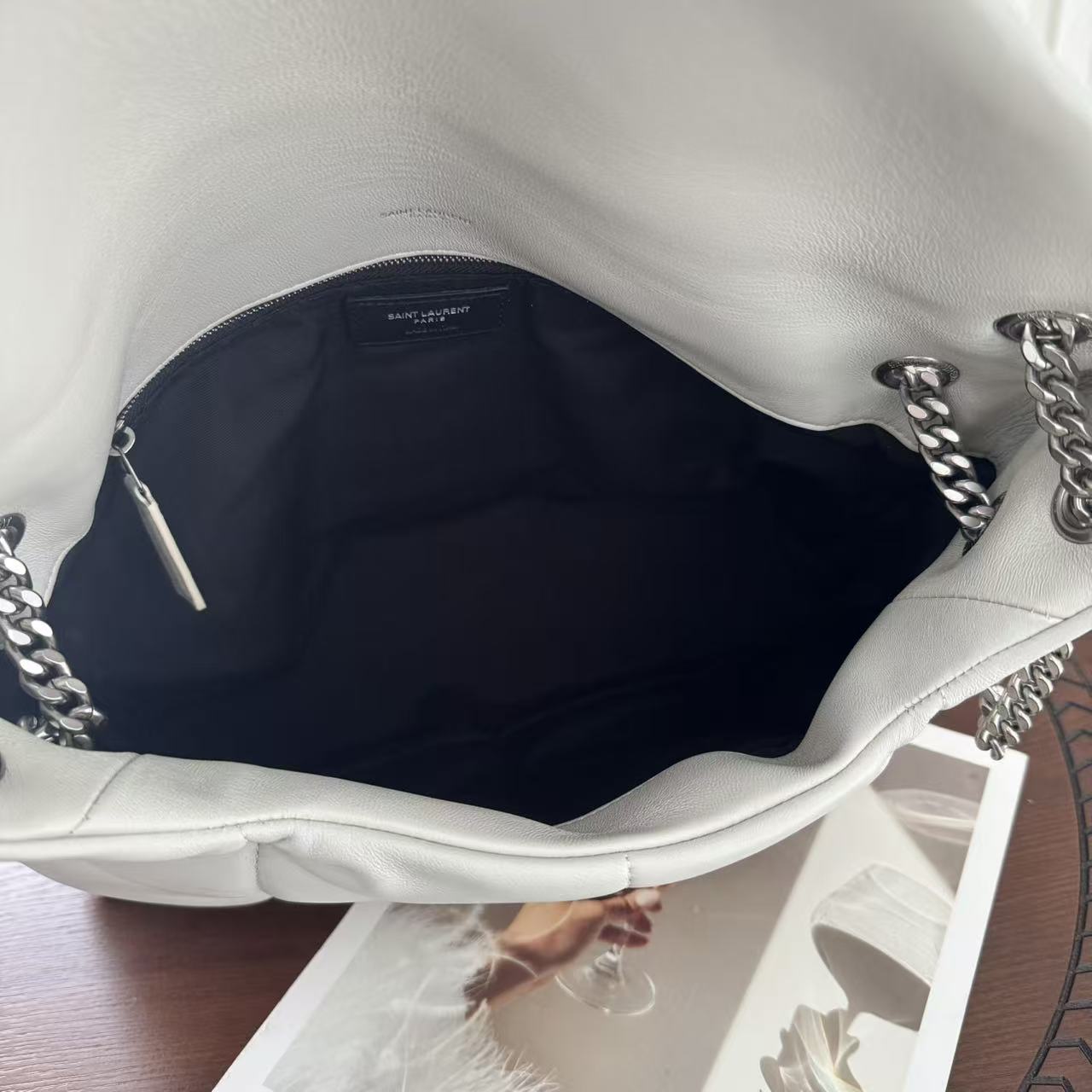 LOULOU PUFFER大号绗缝平面小羊皮包手感柔软细腻的小羊皮，罗缎衬里，能装轻便，单肩斜挎手拎流浪