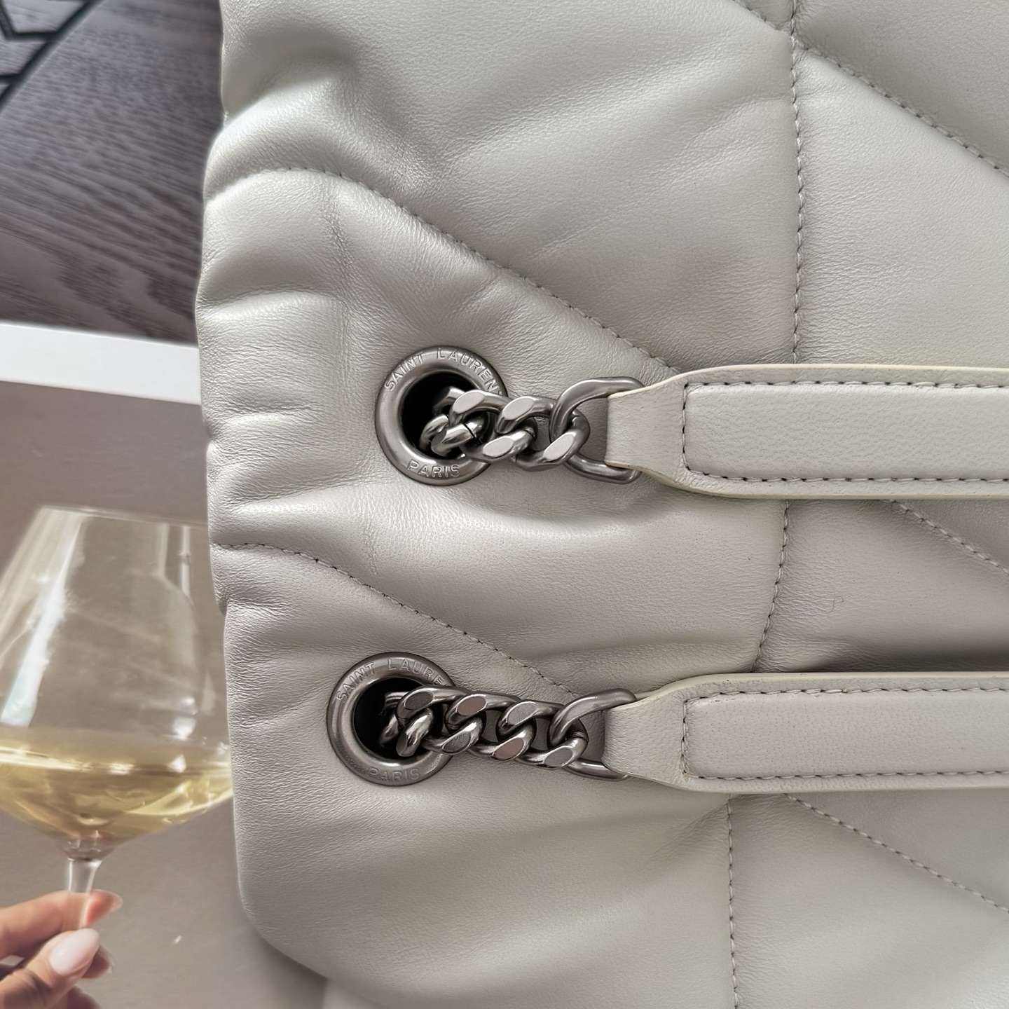 LOULOU PUFFER大号绗缝平面小羊皮包手感柔软细腻的小羊皮，罗缎衬里，能装轻便，单肩斜挎手拎流浪