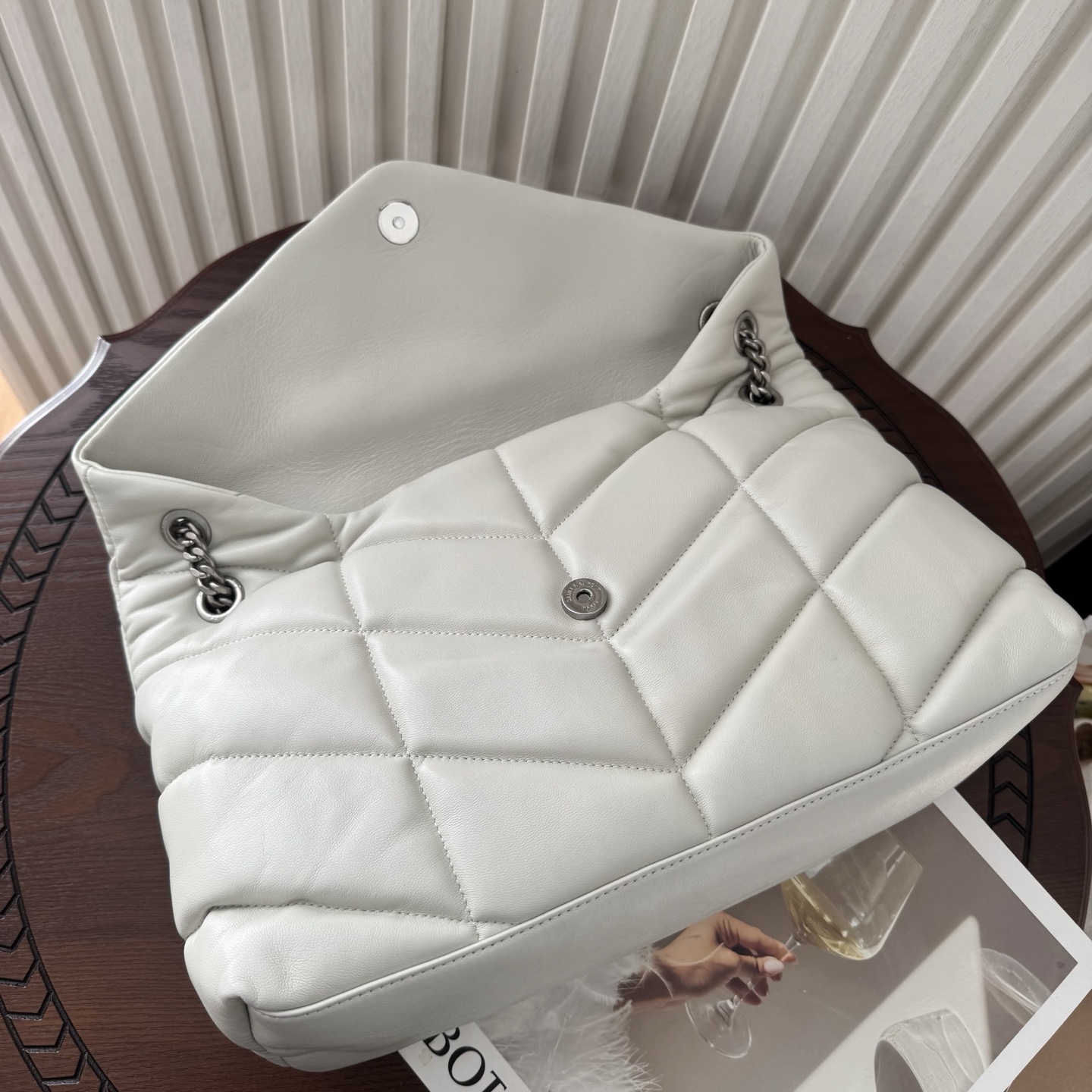 LOULOU PUFFER大号绗缝平面小羊皮包手感柔软细腻的小羊皮，罗缎衬里，能装轻便，单肩斜挎手拎流浪