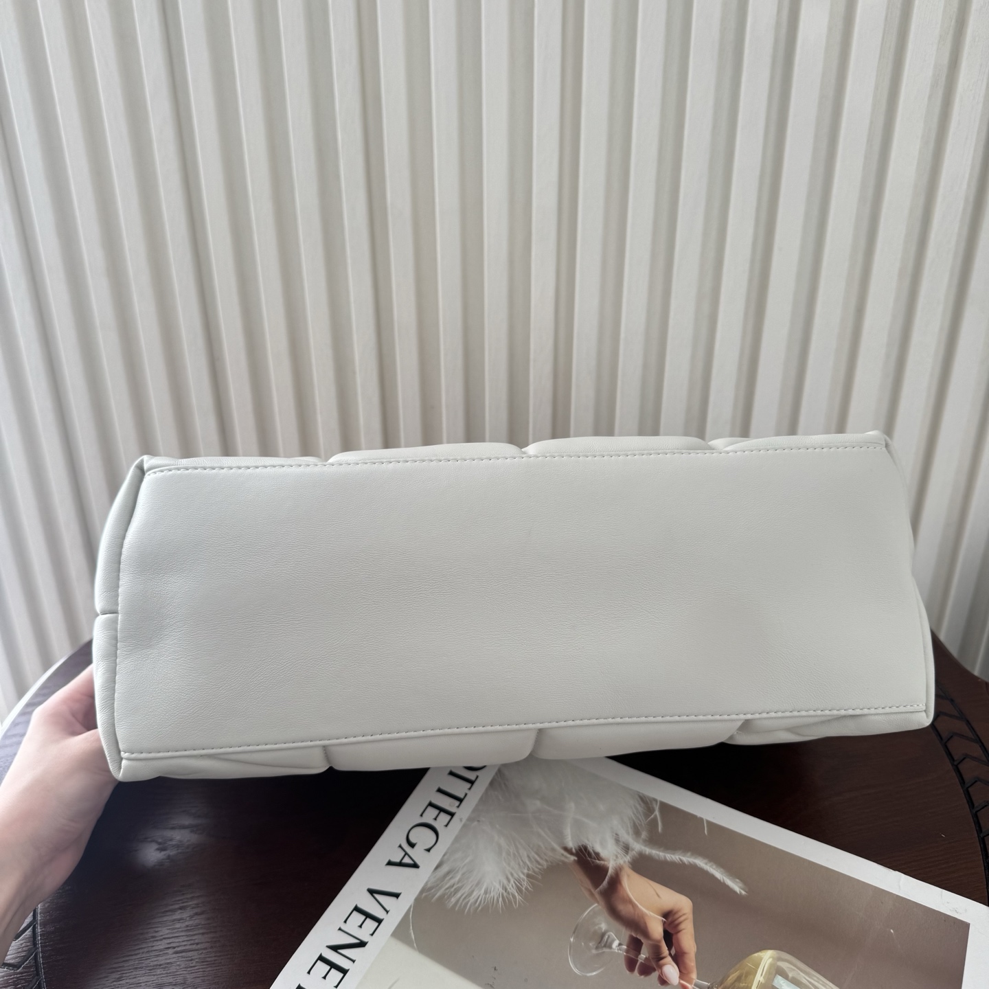 LOULOU PUFFER大号绗缝平面小羊皮包手感柔软细腻的小羊皮，罗缎衬里，能装轻便，单肩斜挎手拎流浪