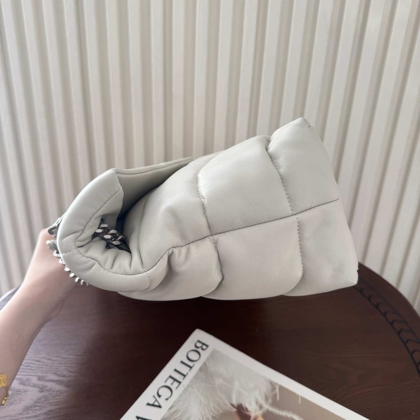 LOULOU PUFFER大号绗缝平面小羊皮包手感柔软细腻的小羊皮，罗缎衬里，能装轻便，单肩斜挎手拎流浪