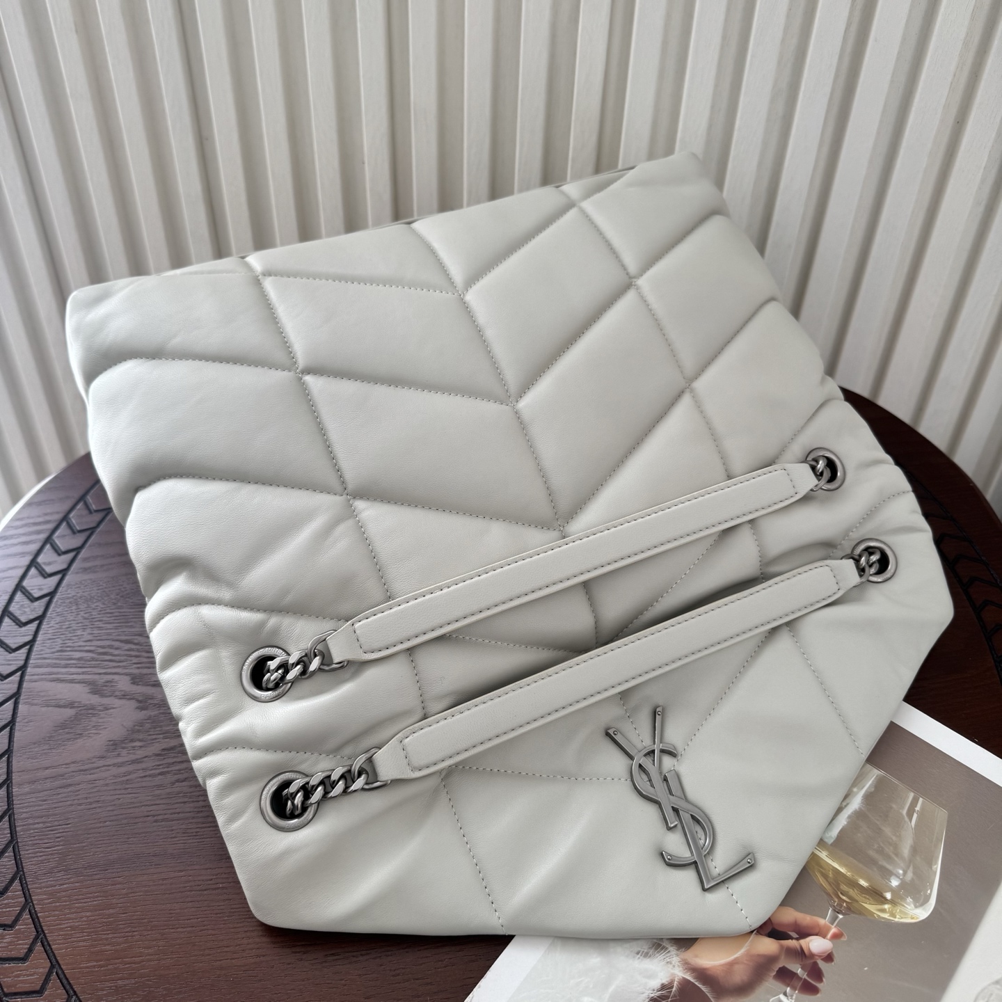 LOULOU PUFFER大号绗缝平面小羊皮包手感柔软细腻的小羊皮，罗缎衬里，能装轻便，单肩斜挎手拎流浪