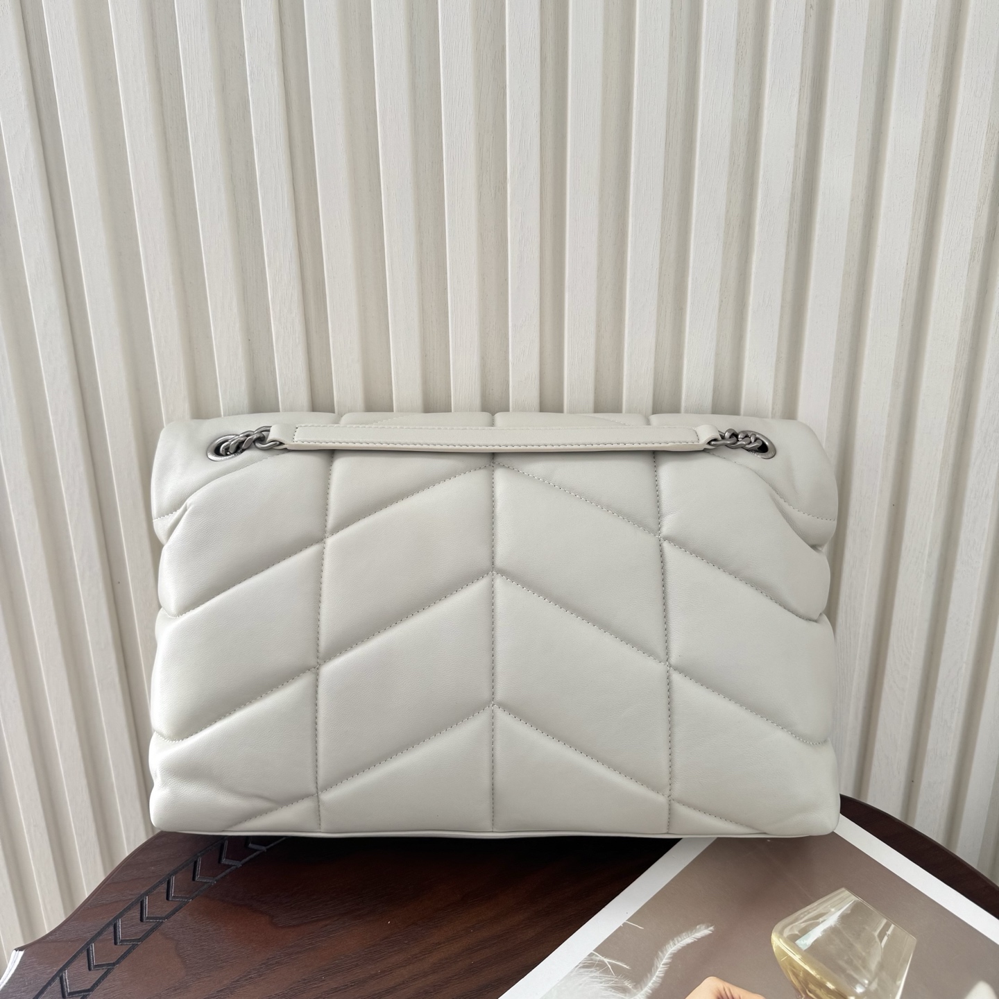 LOULOU PUFFER大号绗缝平面小羊皮包手感柔软细腻的小羊皮，罗缎衬里，能装轻便，单肩斜挎手拎流浪