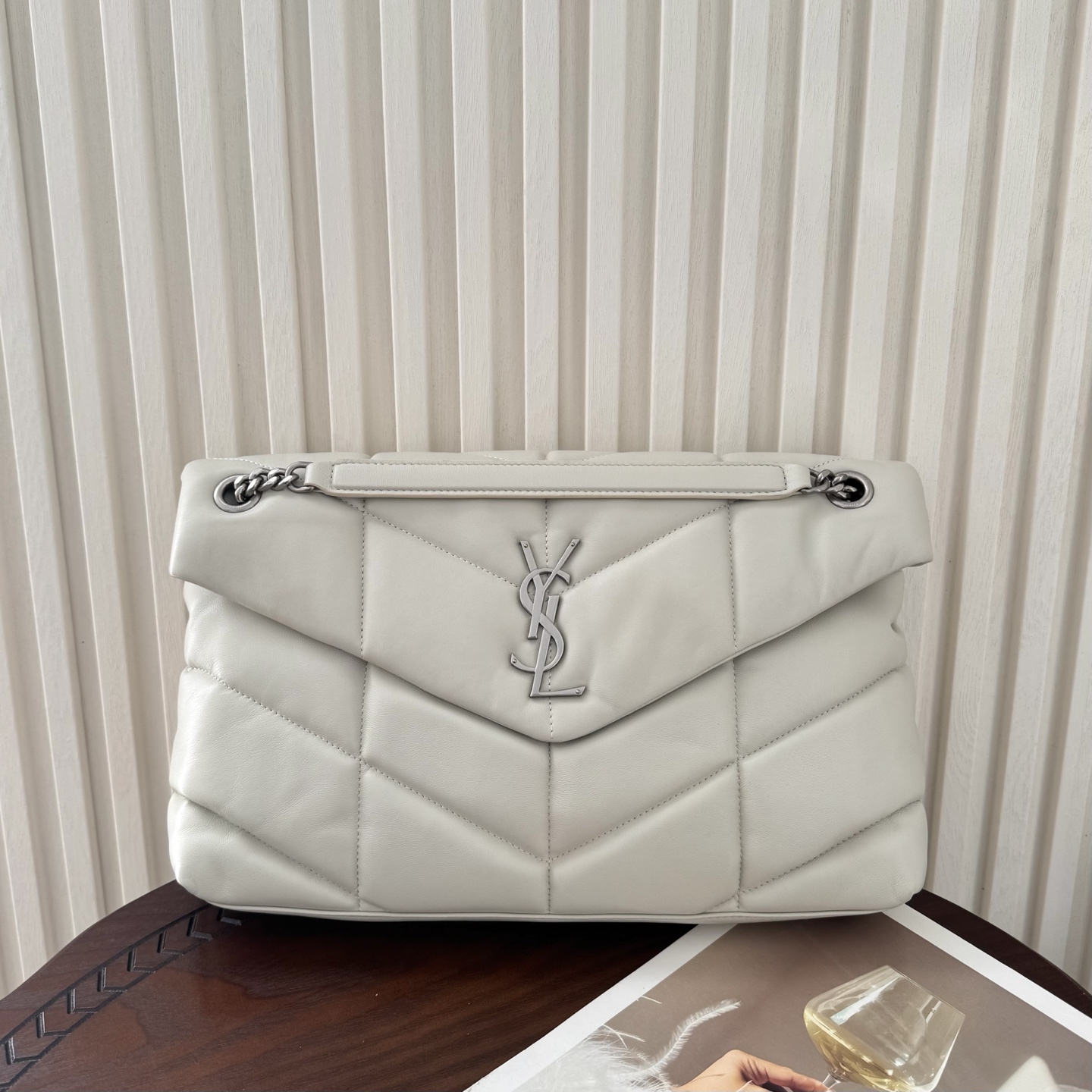 LOULOU PUFFER大号绗缝平面小羊皮包手感柔软细腻的小羊皮，罗缎衬里，能装轻便，单肩斜挎手拎流浪