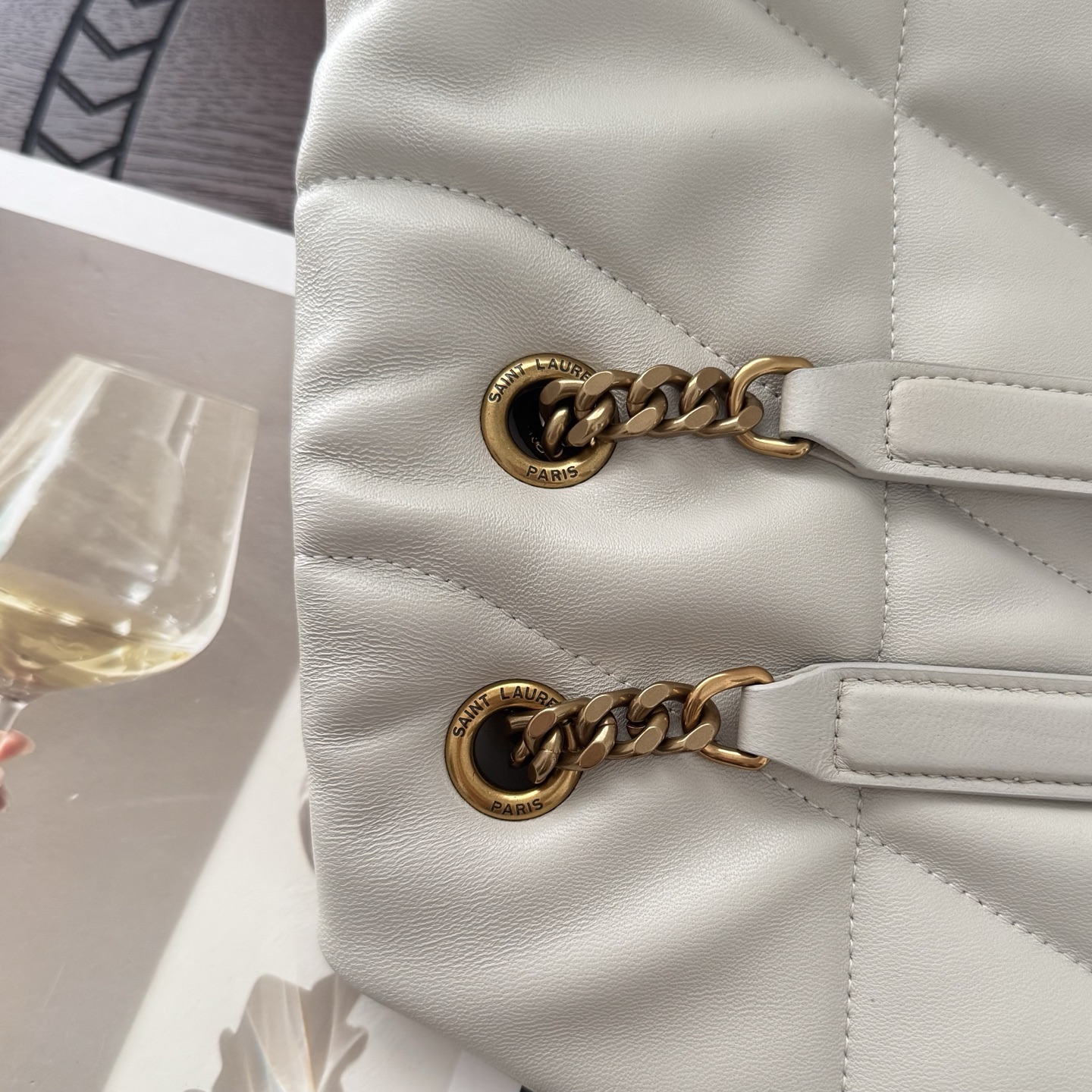 LOULOU PUFFER大号绗缝平面小羊皮包手感柔软细腻的小羊皮，罗缎衬里，能装轻便，单肩斜挎手拎流浪