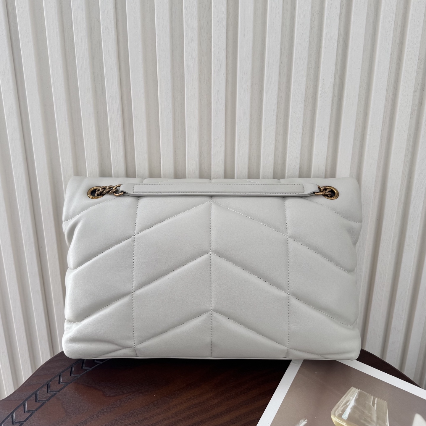 LOULOU PUFFER大号绗缝平面小羊皮包手感柔软细腻的小羊皮，罗缎衬里，能装轻便，单肩斜挎手拎流浪