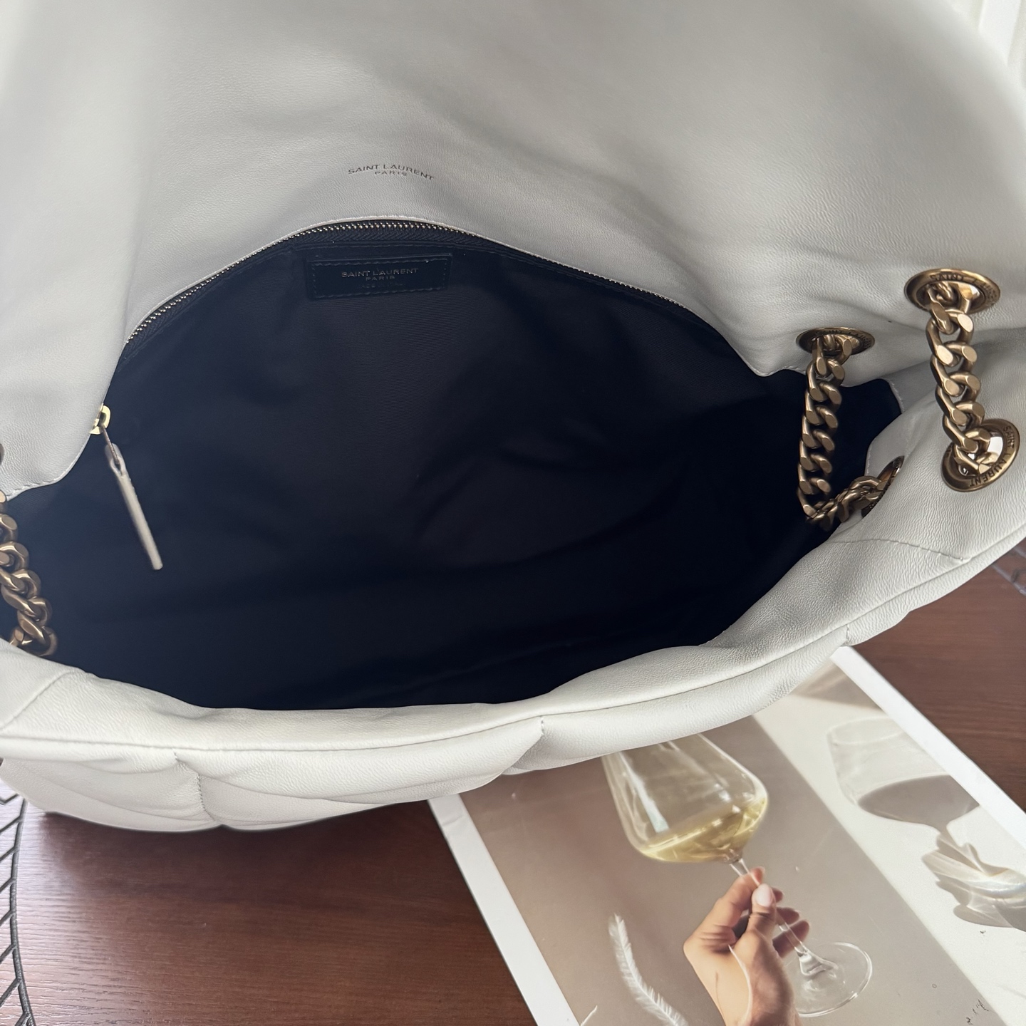 LOULOU PUFFER大号绗缝平面小羊皮包手感柔软细腻的小羊皮，罗缎衬里，能装轻便，单肩斜挎手拎流浪