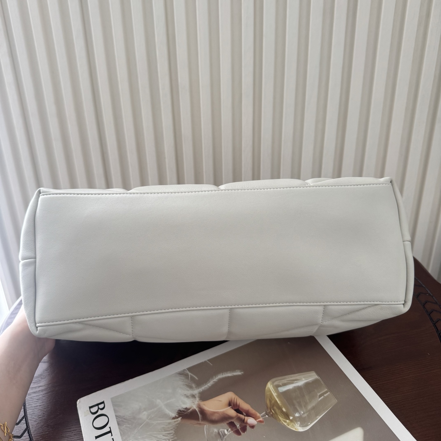 LOULOU PUFFER大号绗缝平面小羊皮包手感柔软细腻的小羊皮，罗缎衬里，能装轻便，单肩斜挎手拎流浪