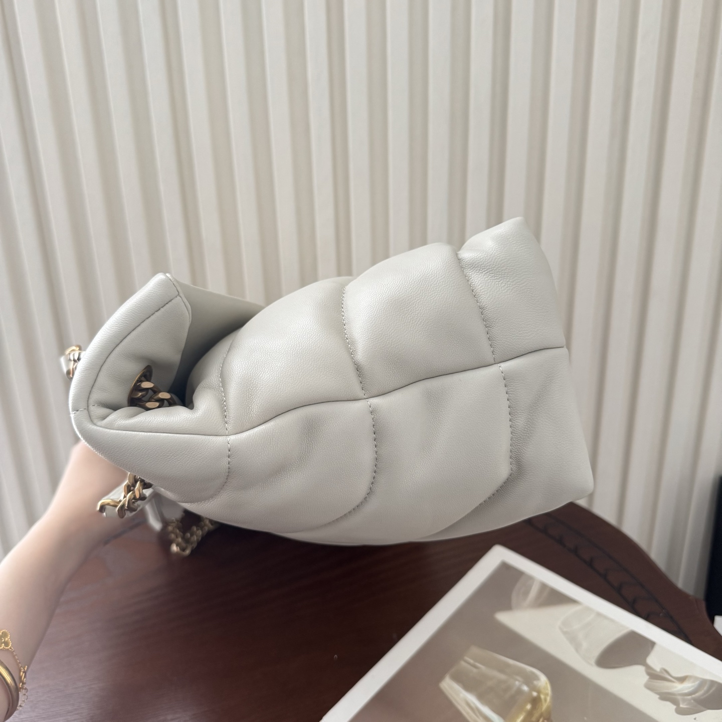 LOULOU PUFFER大号绗缝平面小羊皮包手感柔软细腻的小羊皮，罗缎衬里，能装轻便，单肩斜挎手拎流浪