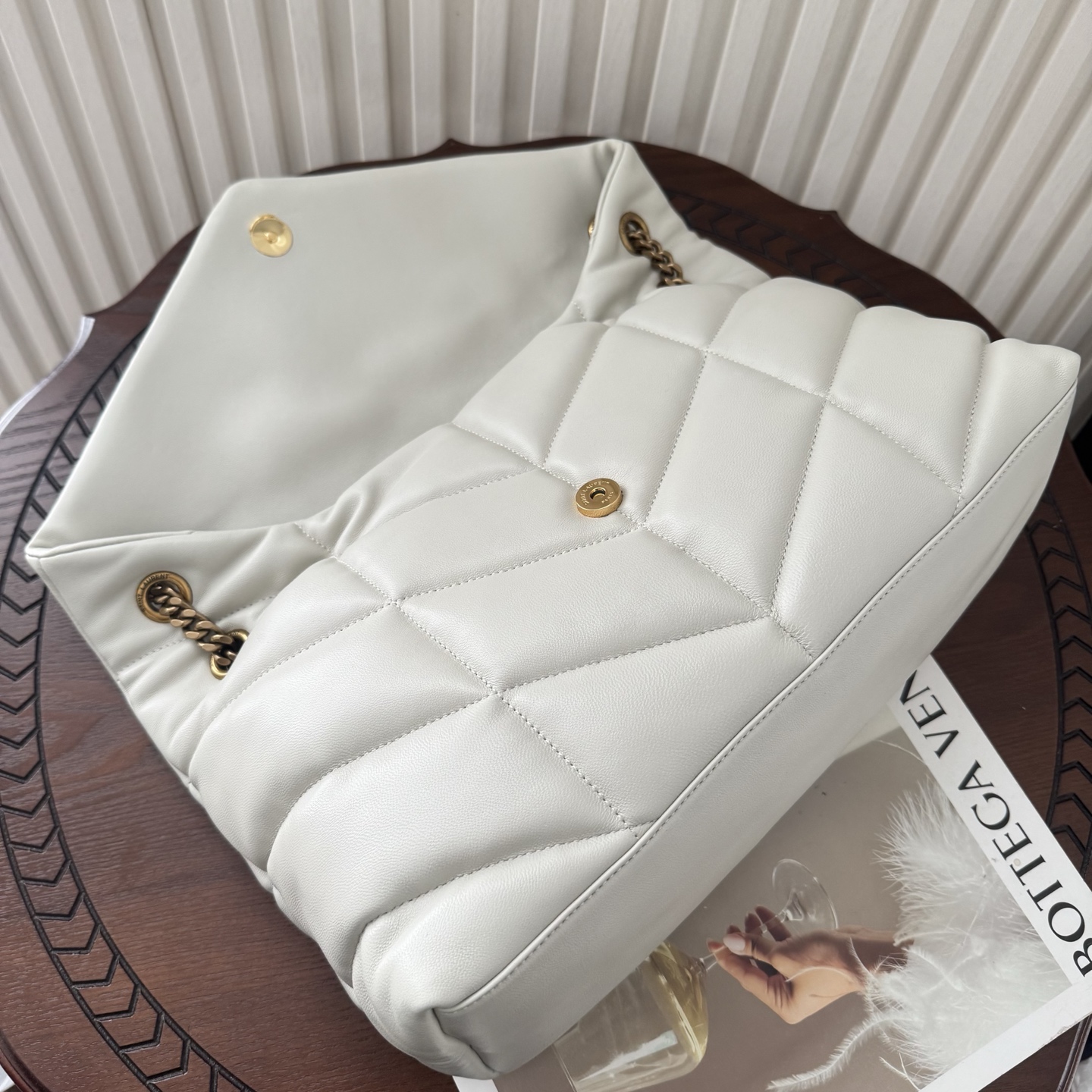 LOULOU PUFFER大号绗缝平面小羊皮包手感柔软细腻的小羊皮，罗缎衬里，能装轻便，单肩斜挎手拎流浪