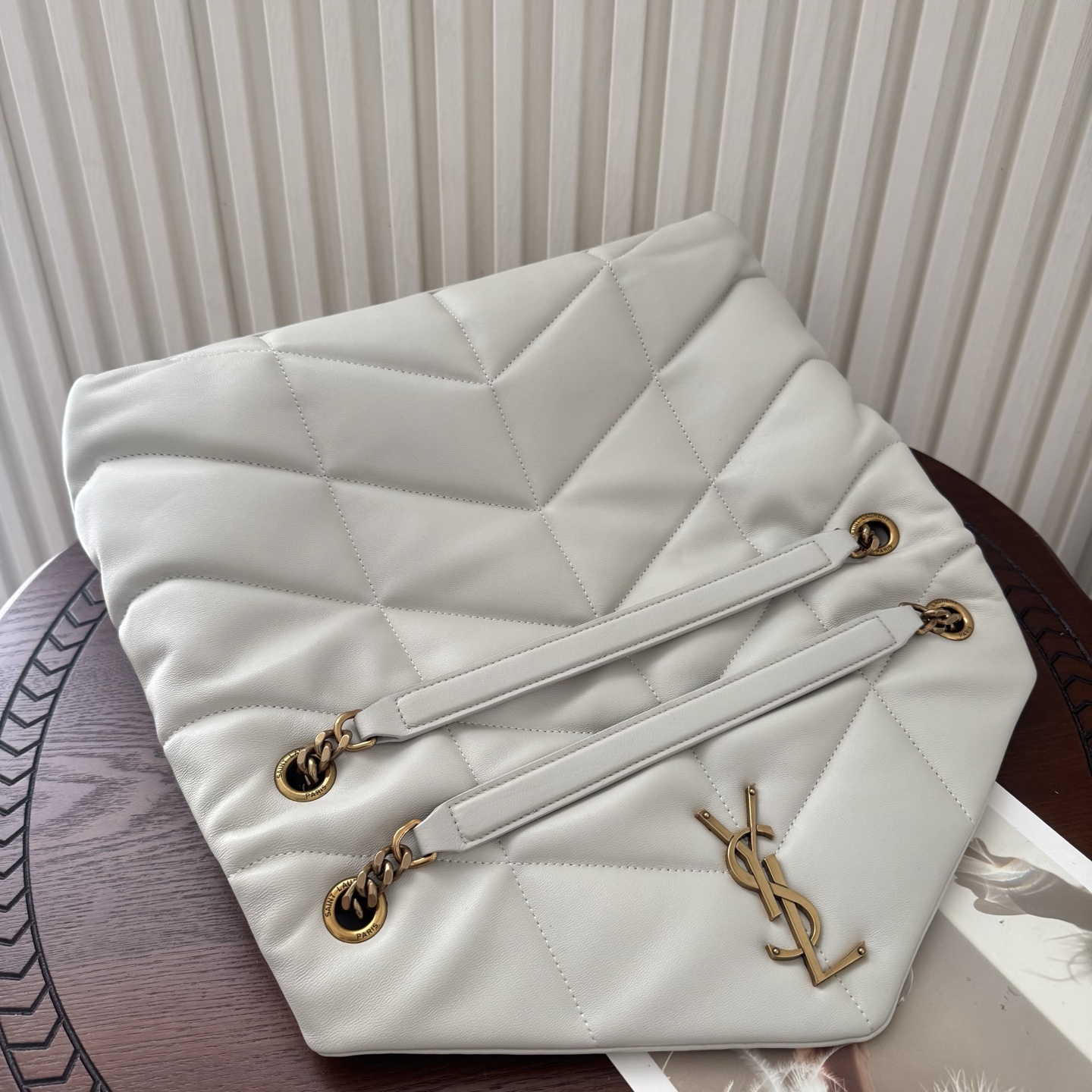 LOULOU PUFFER大号绗缝平面小羊皮包手感柔软细腻的小羊皮，罗缎衬里，能装轻便，单肩斜挎手拎流浪