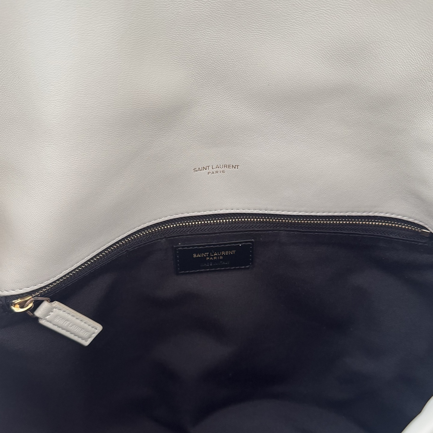 LOULOU PUFFER大号绗缝平面小羊皮包手感柔软细腻的小羊皮，罗缎衬里，能装轻便，单肩斜挎手拎流浪