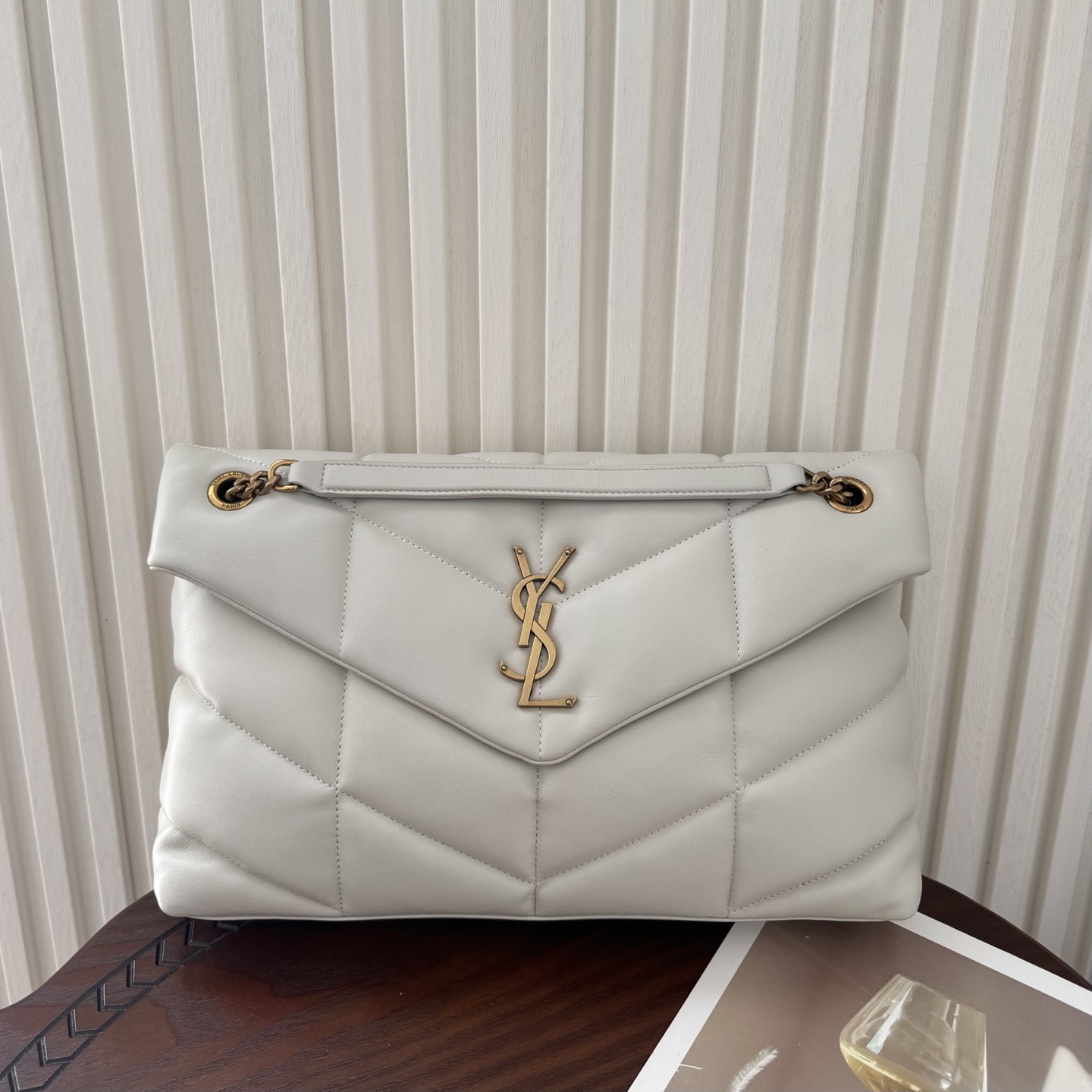 LOULOU PUFFER大号绗缝平面小羊皮包手感柔软细腻的小羊皮，罗缎衬里，能装轻便，单肩斜挎手拎流浪