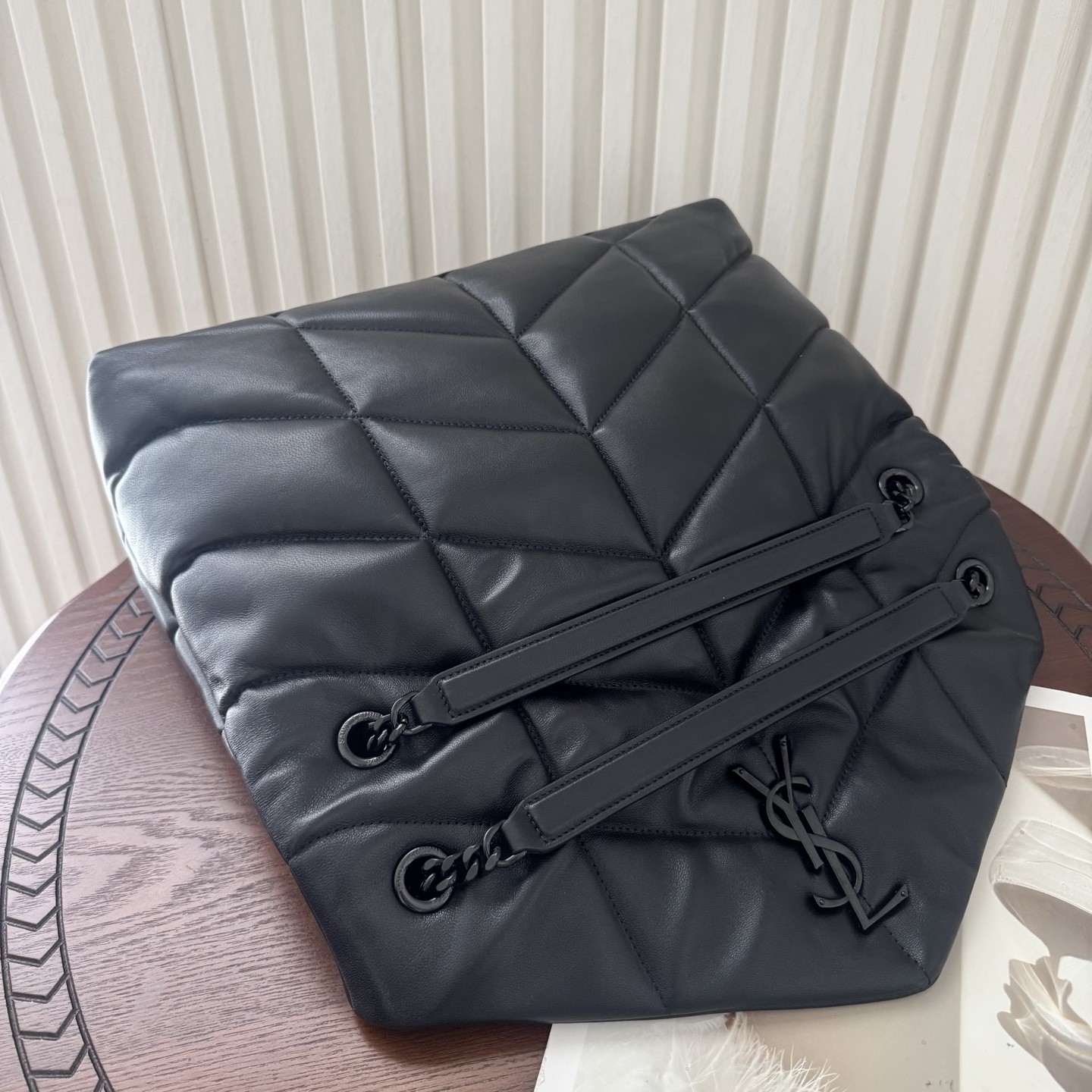 LOULOU PUFFER大号绗缝平面小羊皮包手感柔软细腻的小羊皮，罗缎衬里，能装轻便，单肩斜挎手拎流浪