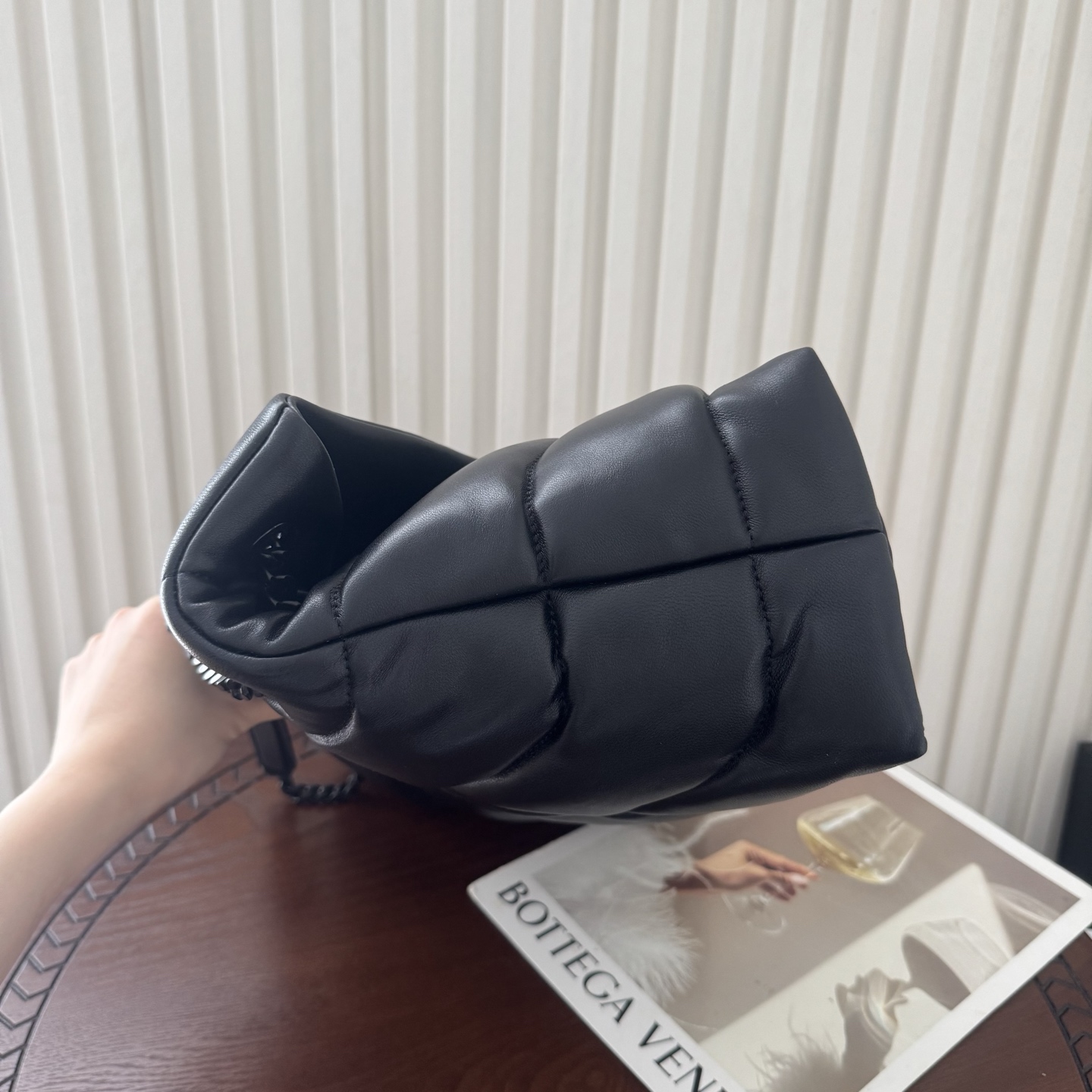 LOULOU PUFFER大号绗缝平面小羊皮包手感柔软细腻的小羊皮，罗缎衬里，能装轻便，单肩斜挎手拎流浪