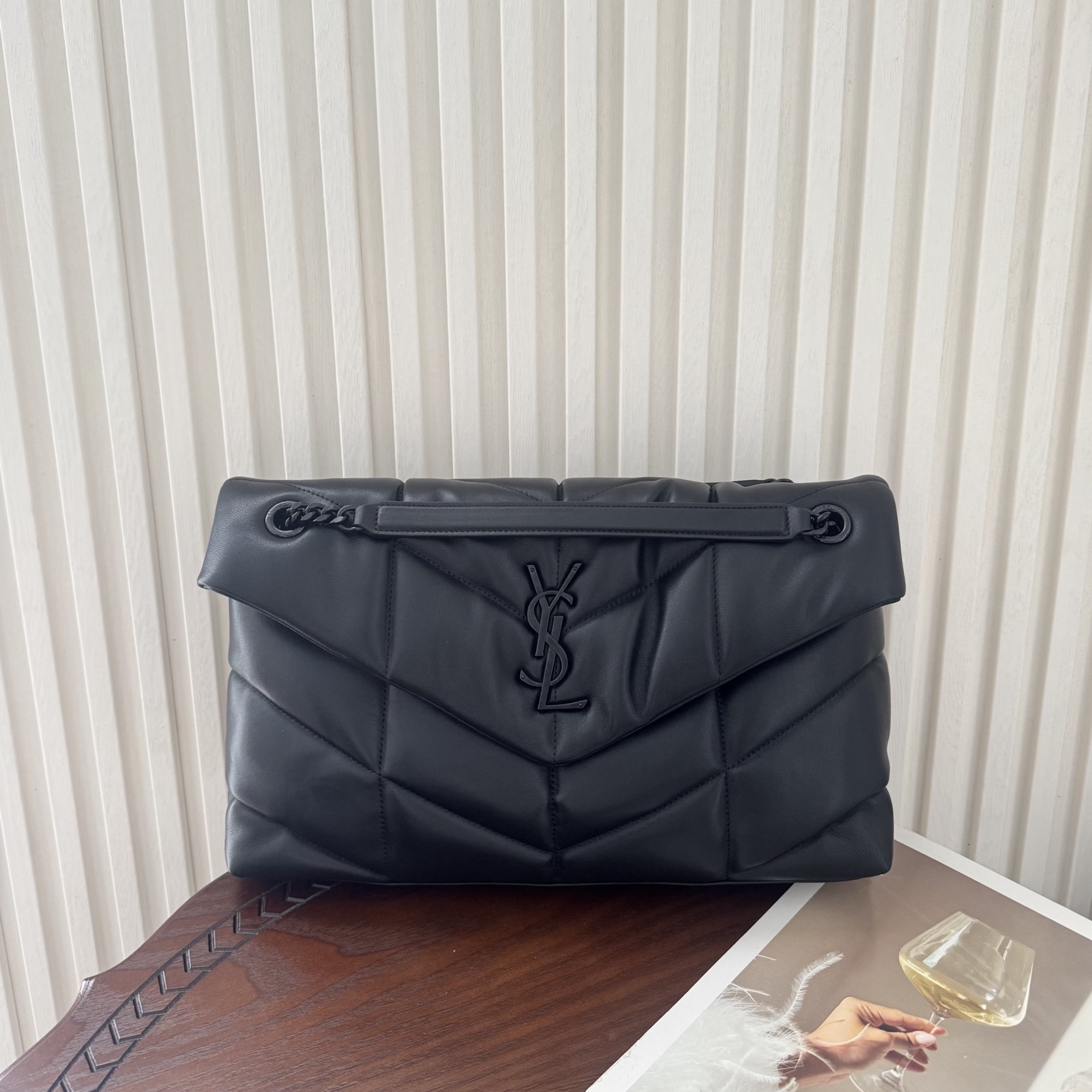 LOULOU PUFFER大号绗缝平面小羊皮包手感柔软细腻的小羊皮，罗缎衬里，能装轻便，单肩斜挎手拎流浪