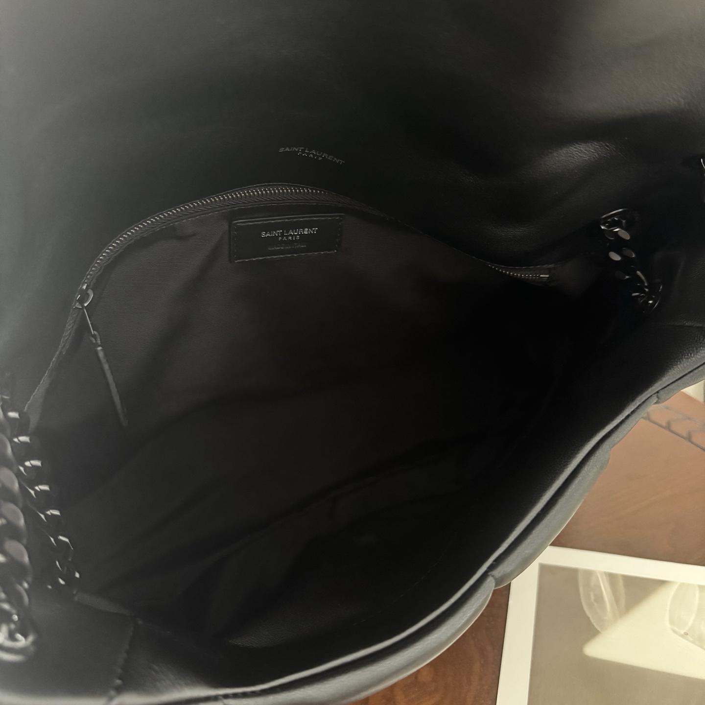 LOULOU PUFFER大号绗缝平面小羊皮包手感柔软细腻的小羊皮，罗缎衬里，能装轻便，单肩斜挎手拎流浪