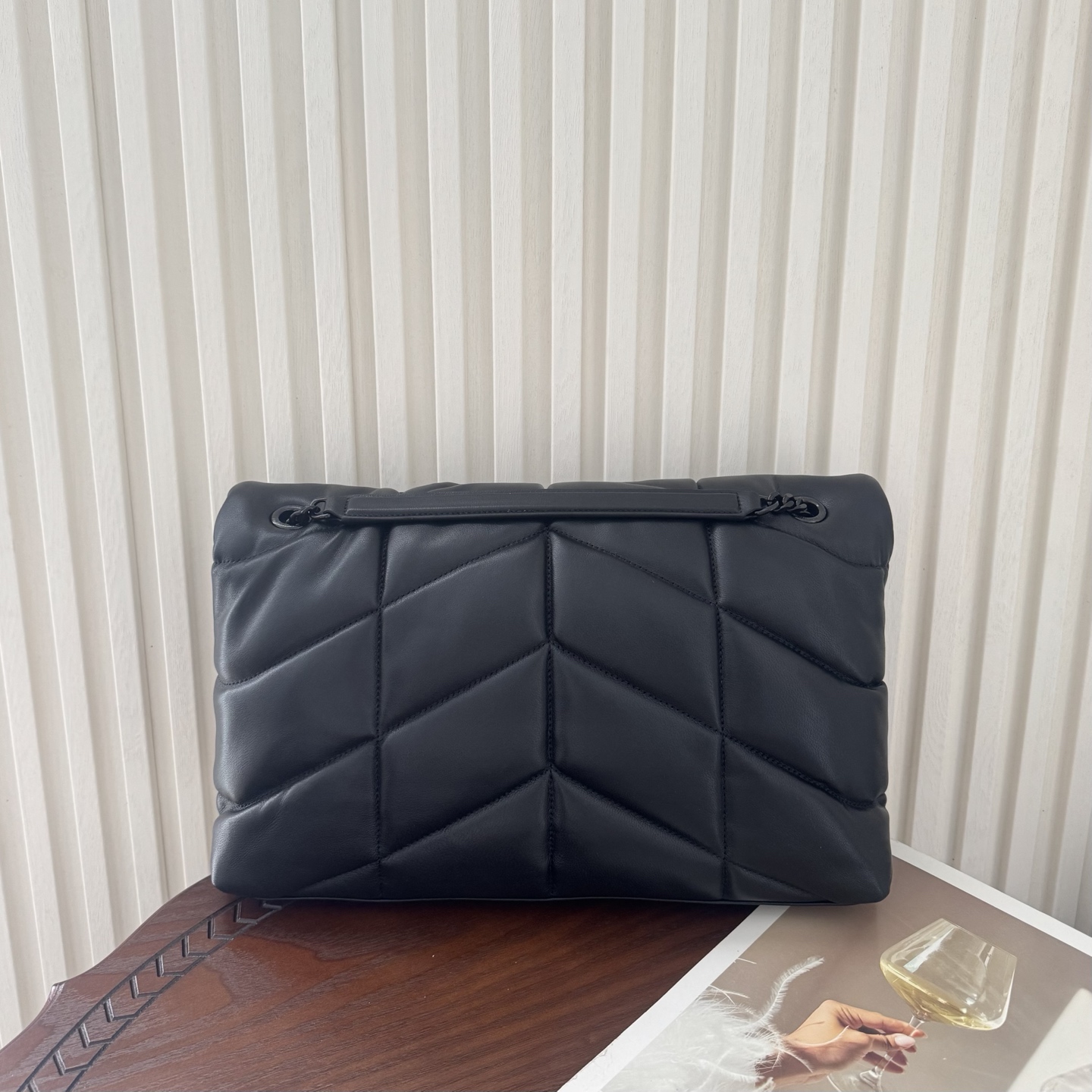 LOULOU PUFFER大号绗缝平面小羊皮包手感柔软细腻的小羊皮，罗缎衬里，能装轻便，单肩斜挎手拎流浪