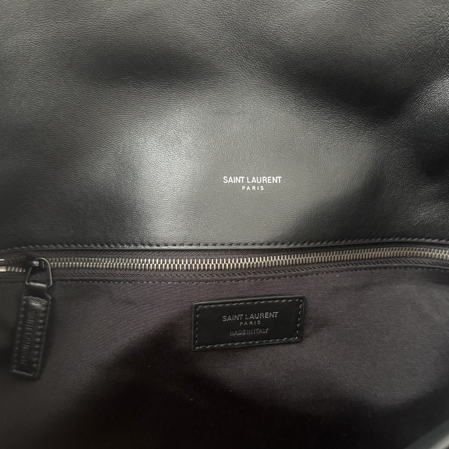 LOULOU PUFFER大号绗缝平面小羊皮包手感柔软细腻的小羊皮，罗缎衬里，能装轻便，单肩斜挎手拎流浪