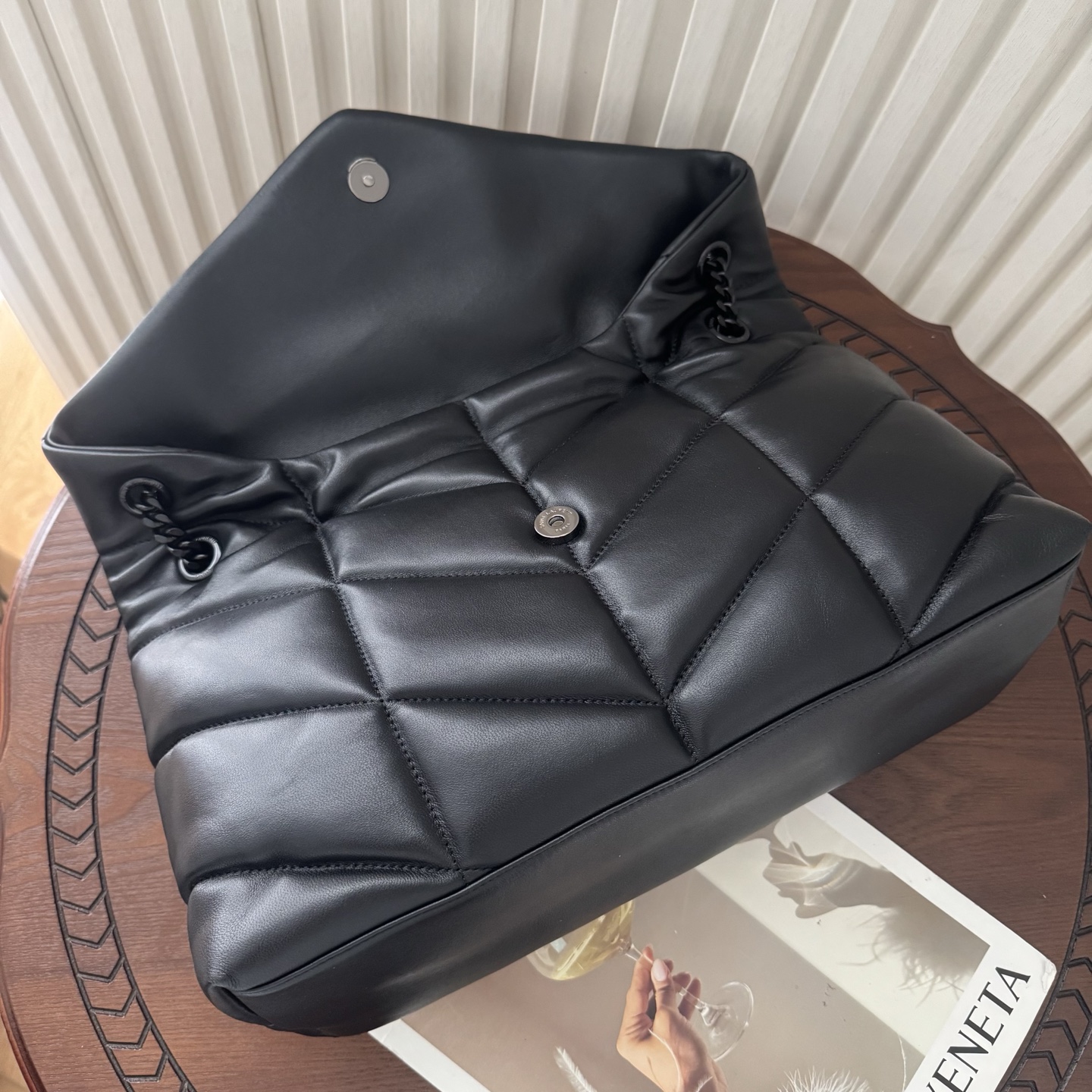 LOULOU PUFFER大号绗缝平面小羊皮包手感柔软细腻的小羊皮，罗缎衬里，能装轻便，单肩斜挎手拎流浪