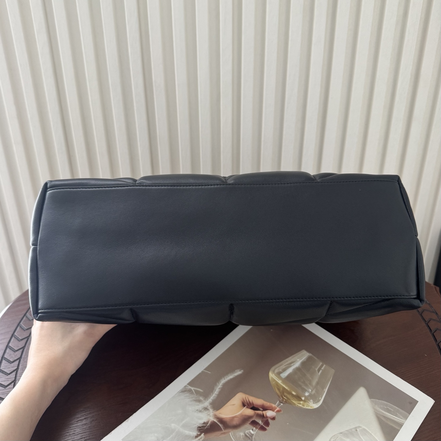 LOULOU PUFFER大号绗缝平面小羊皮包手感柔软细腻的小羊皮，罗缎衬里，能装轻便，单肩斜挎手拎流浪