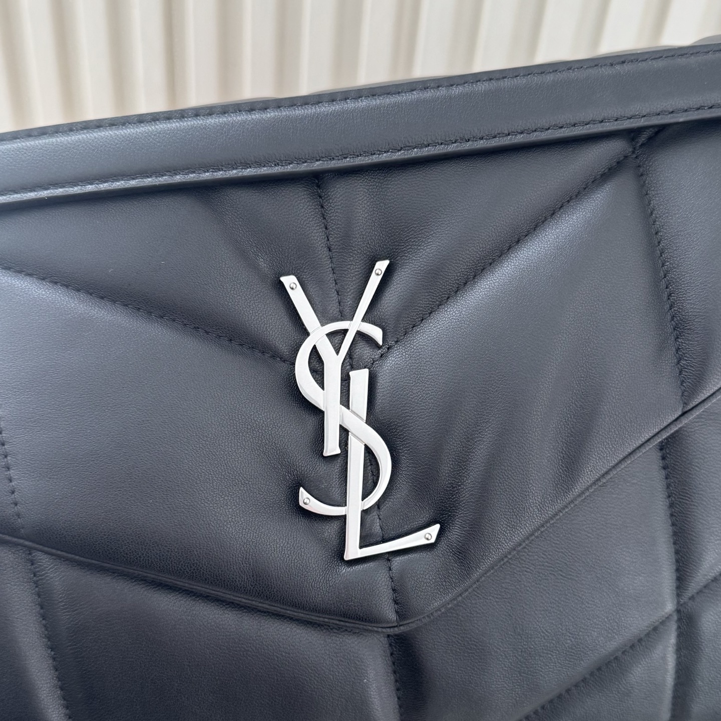 LOULOU PUFFER大号绗缝平面小羊皮包手感柔软细腻的小羊皮，罗缎衬里，能装轻便，单肩斜挎手拎流浪