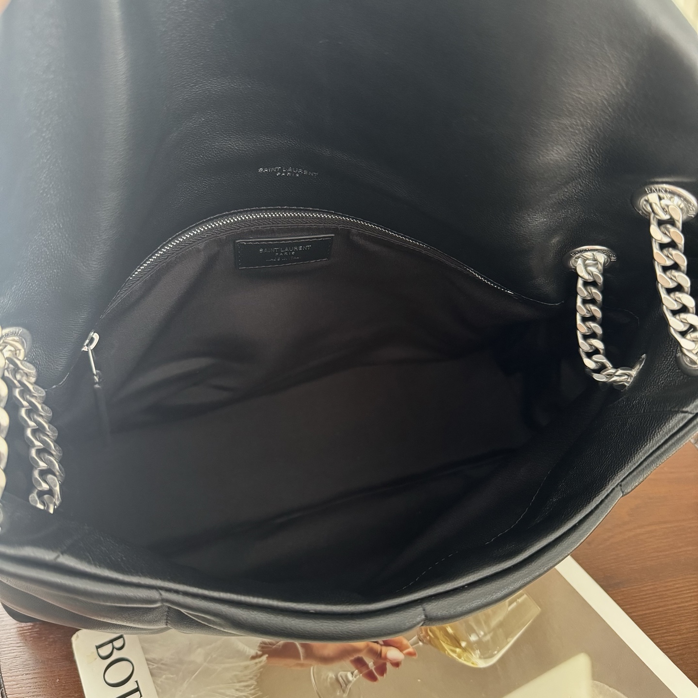 LOULOU PUFFER大号绗缝平面小羊皮包手感柔软细腻的小羊皮，罗缎衬里，能装轻便，单肩斜挎手拎流浪