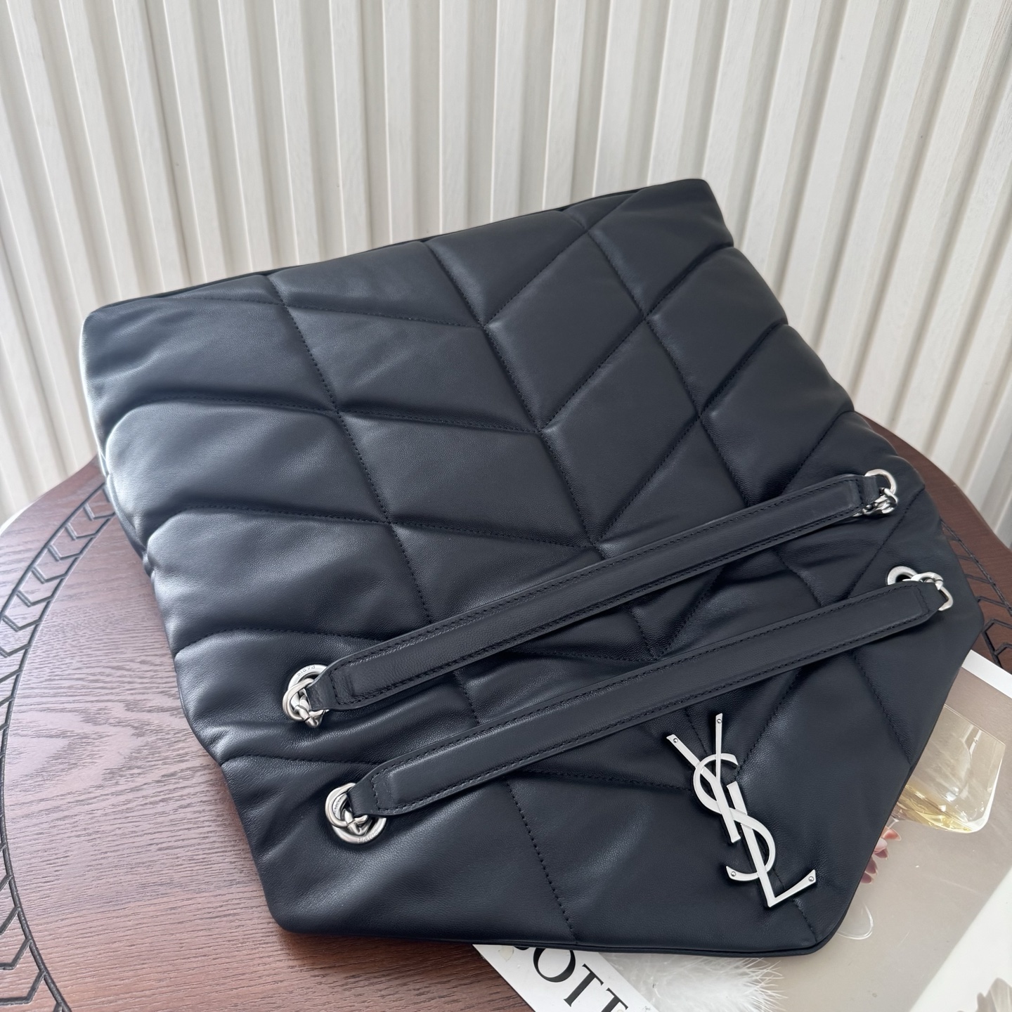 LOULOU PUFFER大号绗缝平面小羊皮包手感柔软细腻的小羊皮，罗缎衬里，能装轻便，单肩斜挎手拎流浪