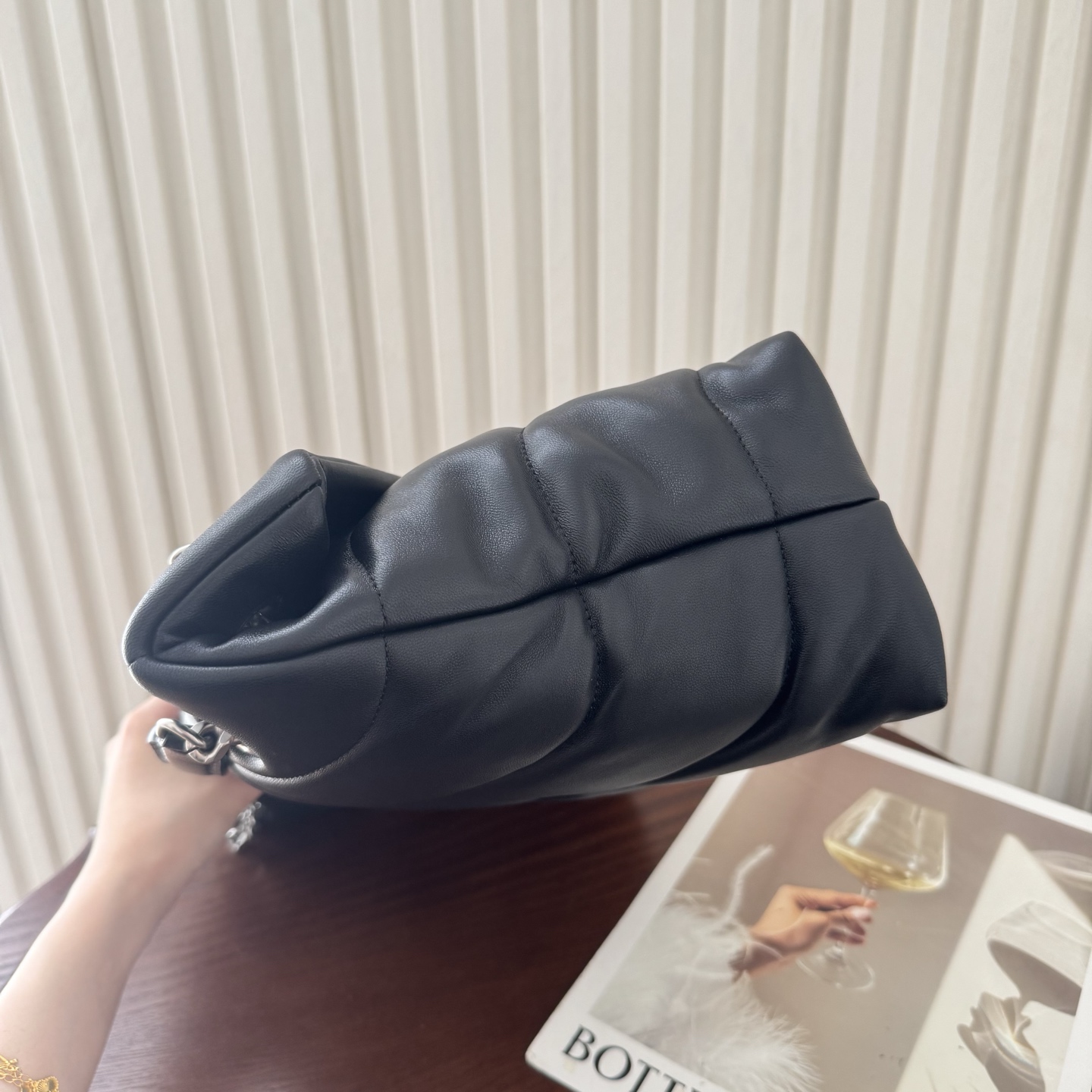 LOULOU PUFFER大号绗缝平面小羊皮包手感柔软细腻的小羊皮，罗缎衬里，能装轻便，单肩斜挎手拎流浪