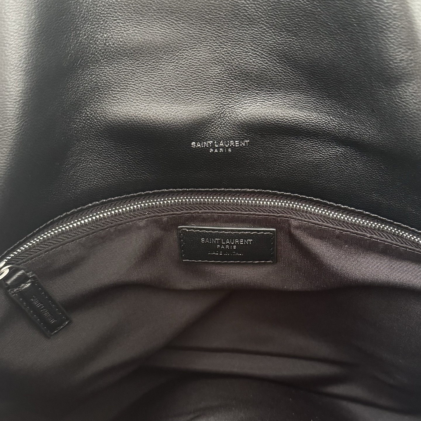 LOULOU PUFFER大号绗缝平面小羊皮包手感柔软细腻的小羊皮，罗缎衬里，能装轻便，单肩斜挎手拎流浪