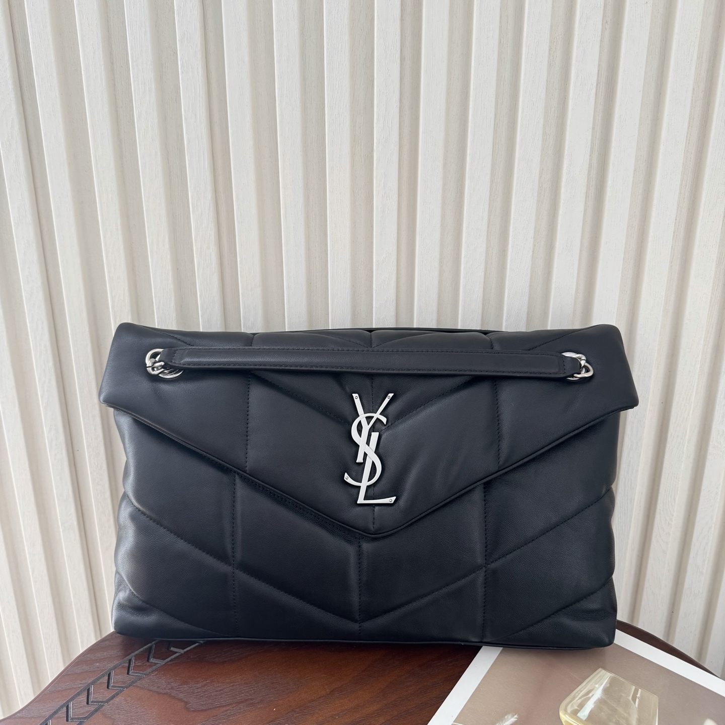 LOULOU PUFFER大号绗缝平面小羊皮包手感柔软细腻的小羊皮，罗缎衬里，能装轻便，单肩斜挎手拎流浪