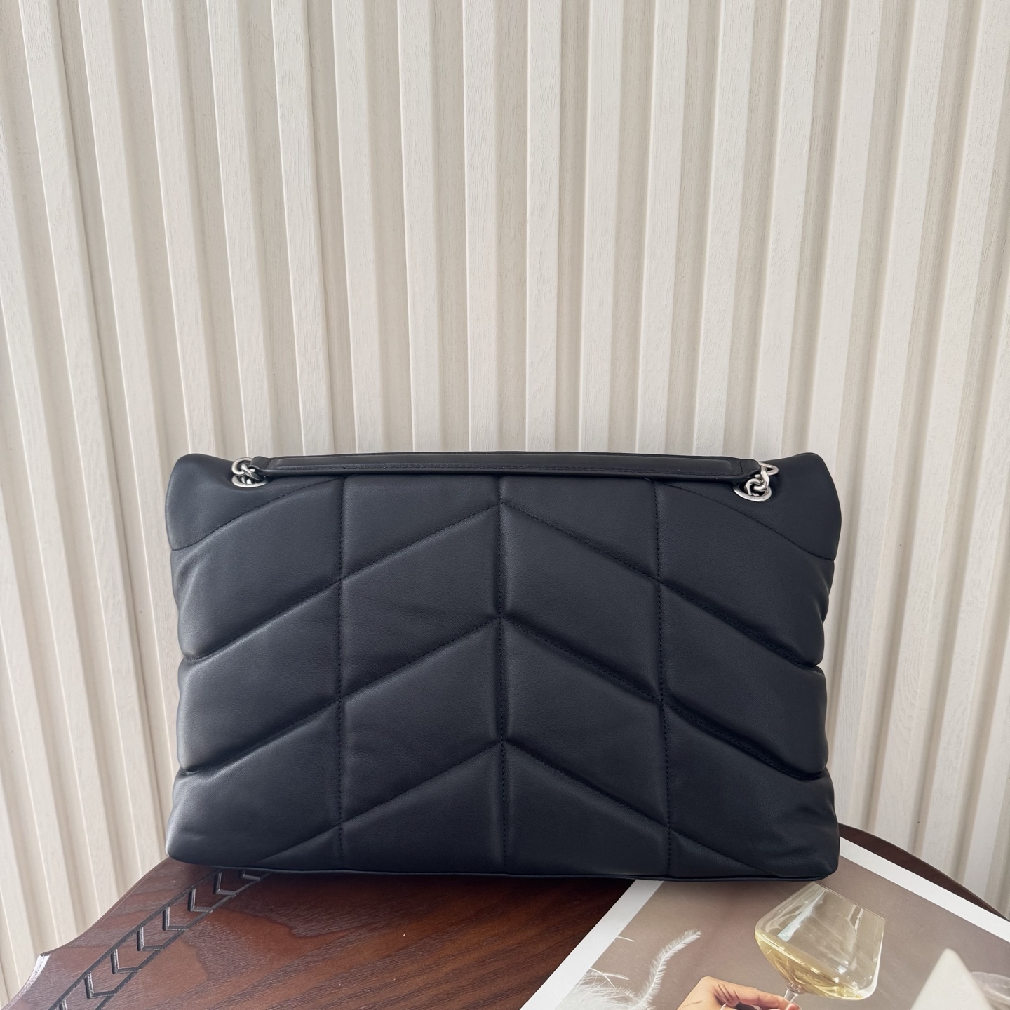 LOULOU PUFFER大号绗缝平面小羊皮包手感柔软细腻的小羊皮，罗缎衬里，能装轻便，单肩斜挎手拎流浪