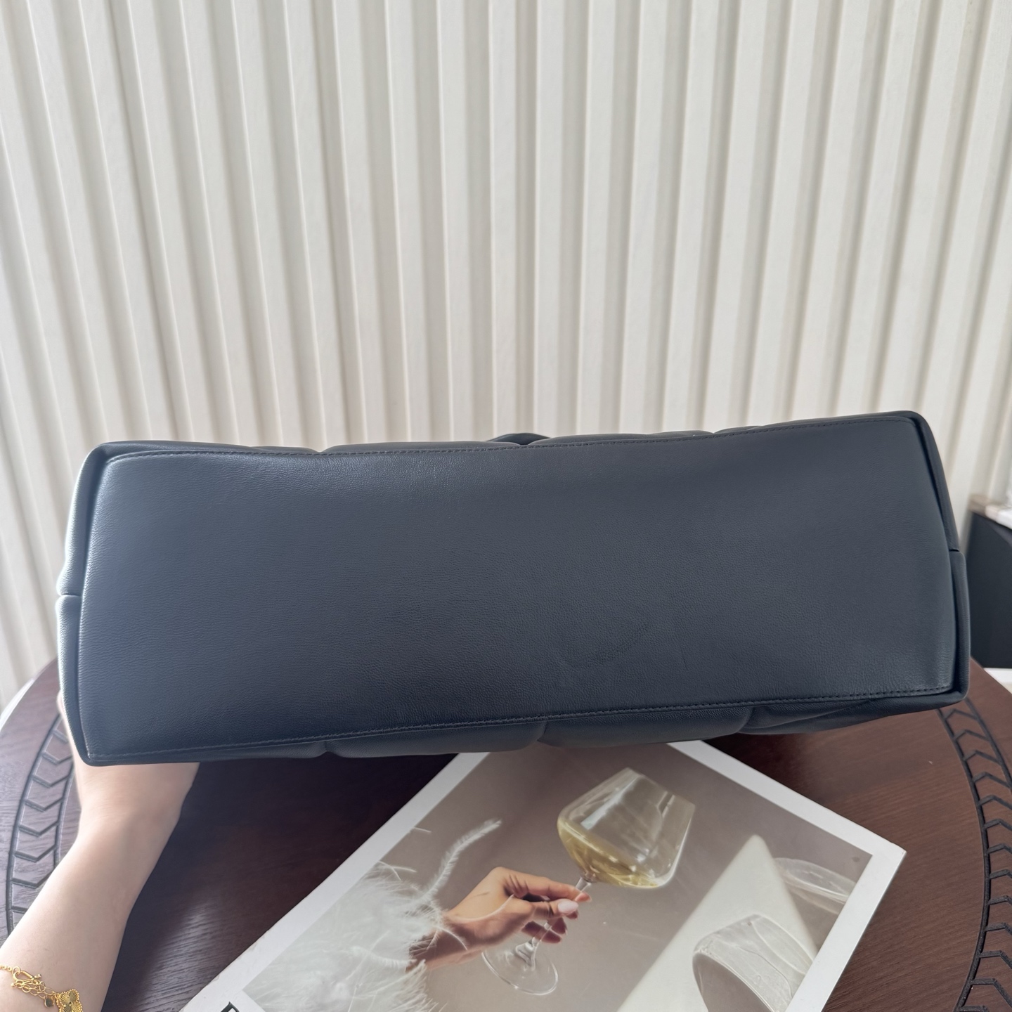 LOULOU PUFFER大号绗缝平面小羊皮包手感柔软细腻的小羊皮，罗缎衬里，能装轻便，单肩斜挎手拎流浪