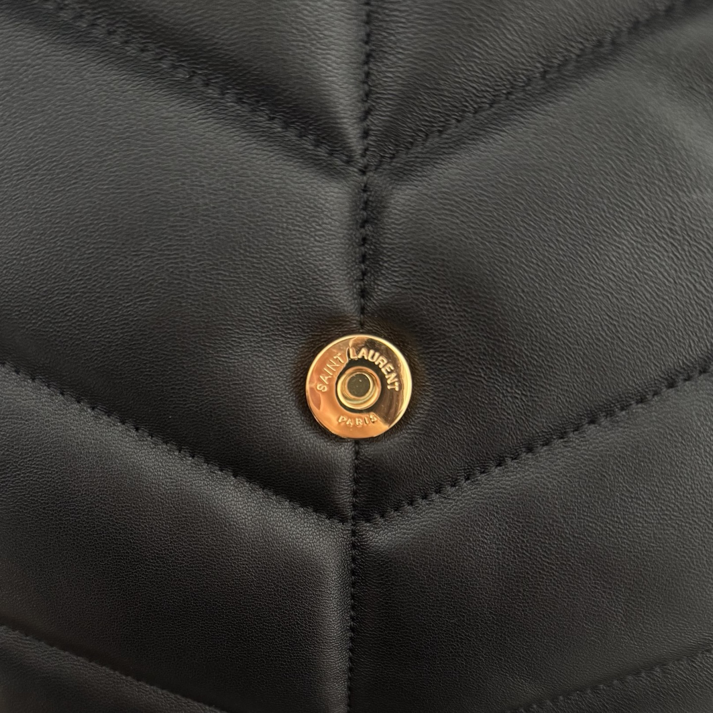 LOULOU PUFFER大号绗缝平面小羊皮包手感柔软细腻的小羊皮，罗缎衬里，能装轻便，单肩斜挎手拎流浪