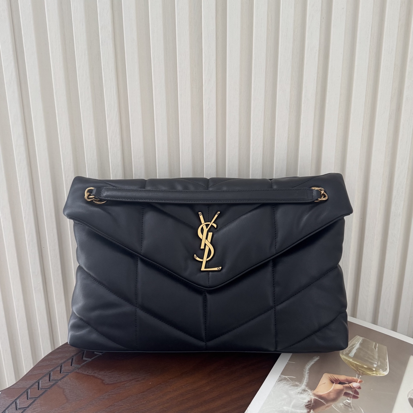 LOULOU PUFFER大号绗缝平面小羊皮包手感柔软细腻的小羊皮，罗缎衬里，能装轻便，单肩斜挎手拎流浪