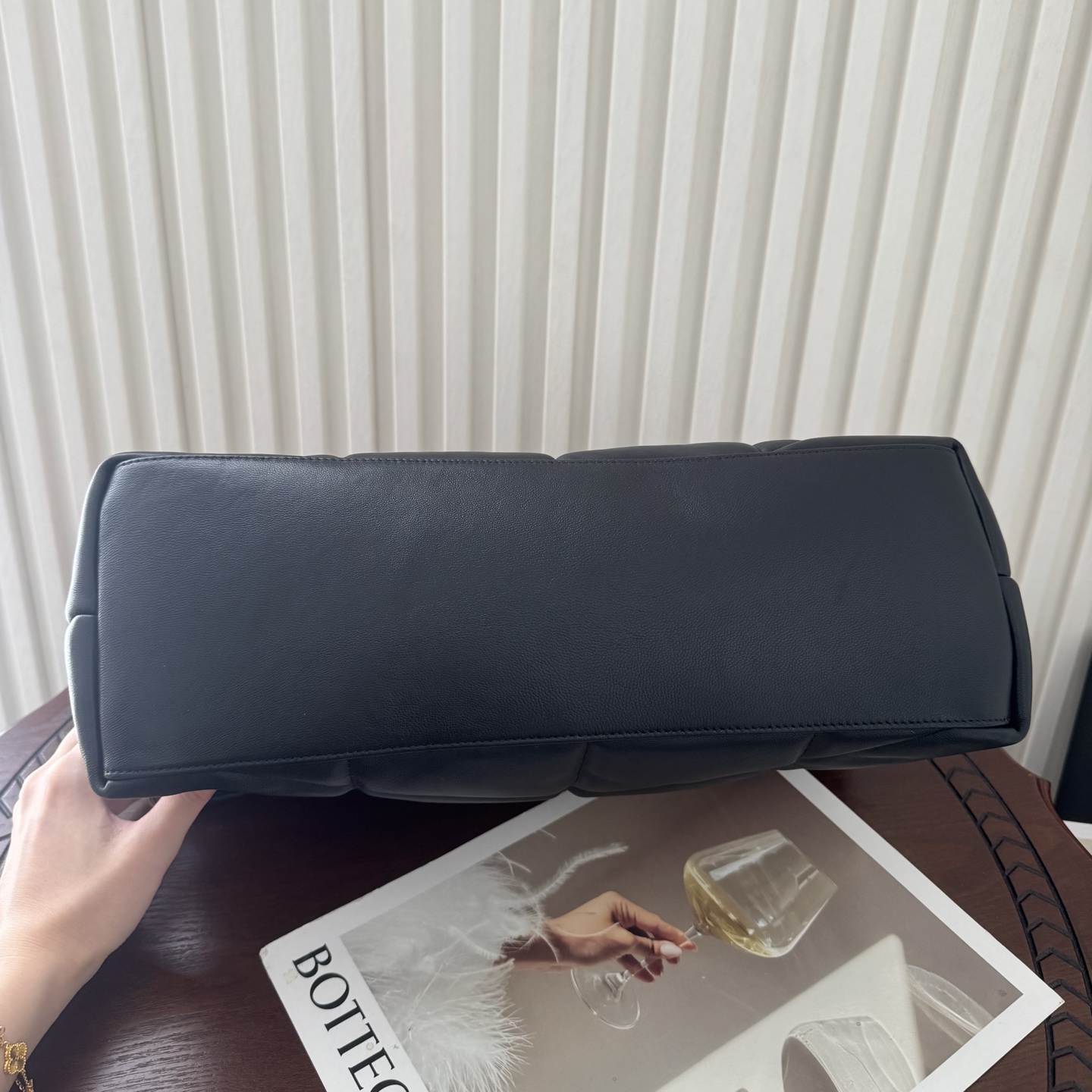 LOULOU PUFFER大号绗缝平面小羊皮包手感柔软细腻的小羊皮，罗缎衬里，能装轻便，单肩斜挎手拎流浪