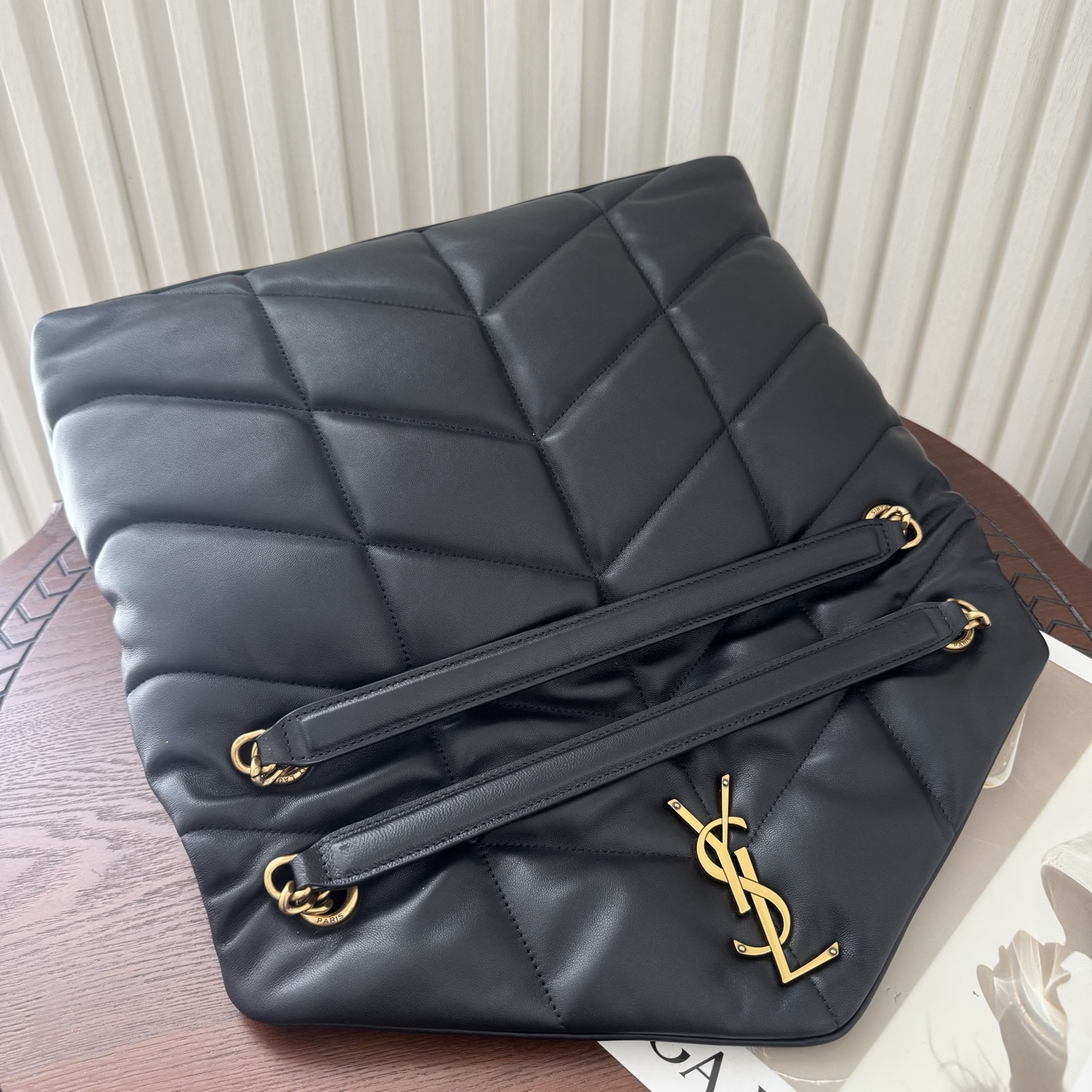 LOULOU PUFFER大号绗缝平面小羊皮包手感柔软细腻的小羊皮，罗缎衬里，能装轻便，单肩斜挎手拎流浪