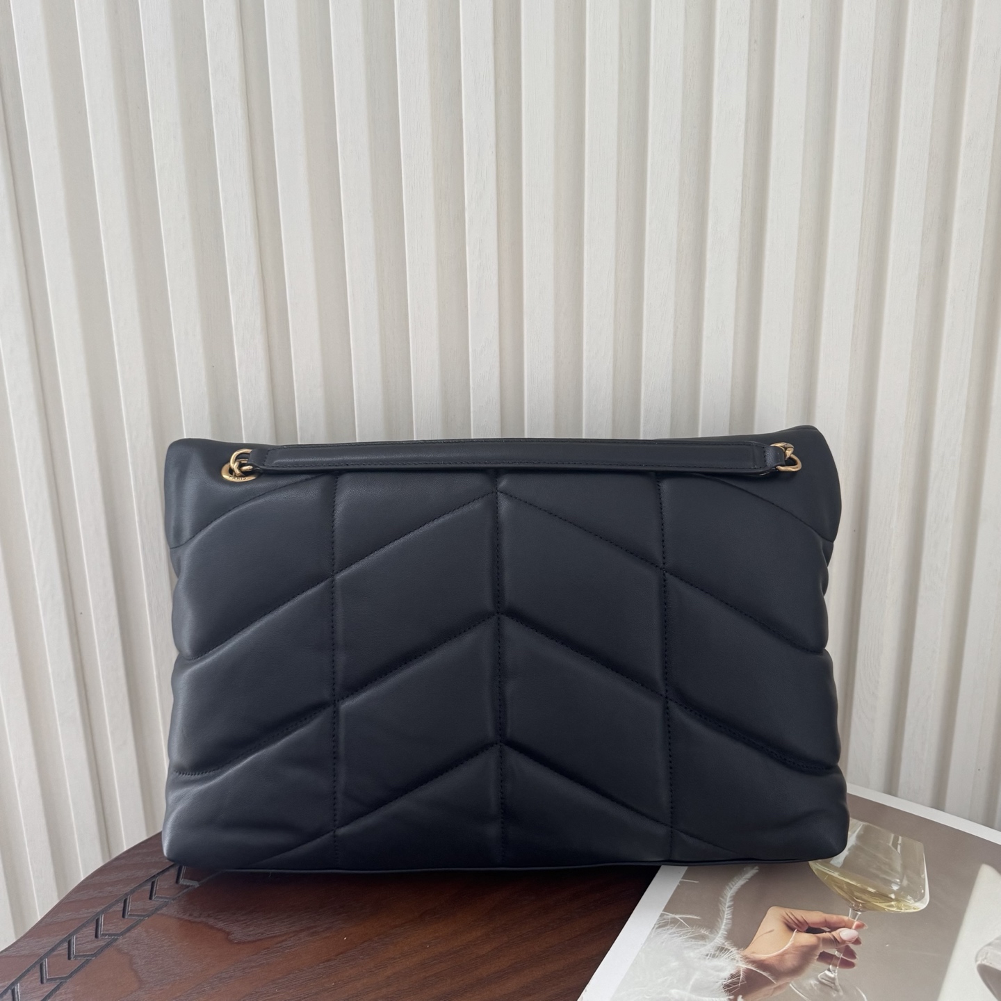 LOULOU PUFFER大号绗缝平面小羊皮包手感柔软细腻的小羊皮，罗缎衬里，能装轻便，单肩斜挎手拎流浪