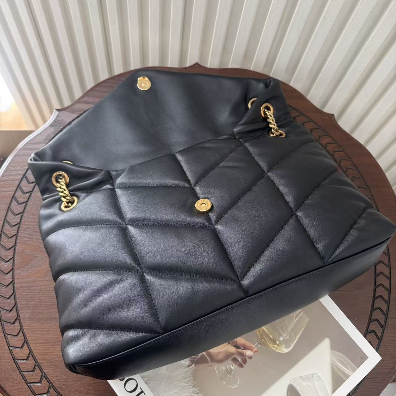 LOULOU PUFFER大号绗缝平面小羊皮包手感柔软细腻的小羊皮，罗缎衬里，能装轻便，单肩斜挎手拎流浪