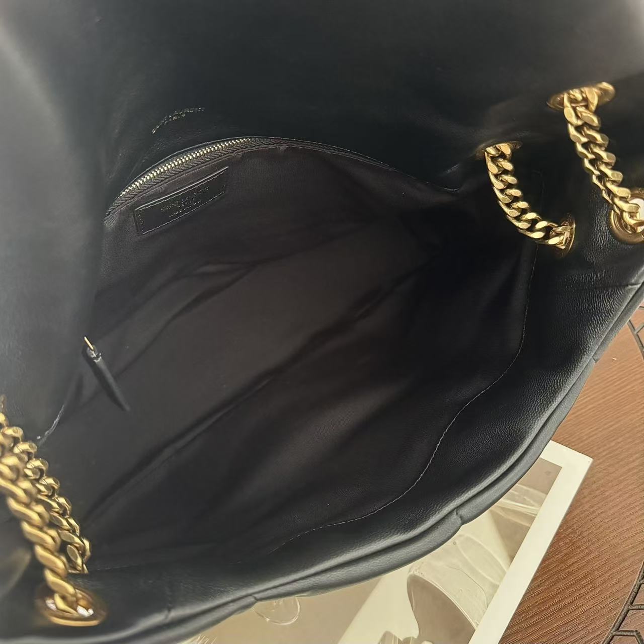 LOULOU PUFFER大号绗缝平面小羊皮包手感柔软细腻的小羊皮，罗缎衬里，能装轻便，单肩斜挎手拎流浪