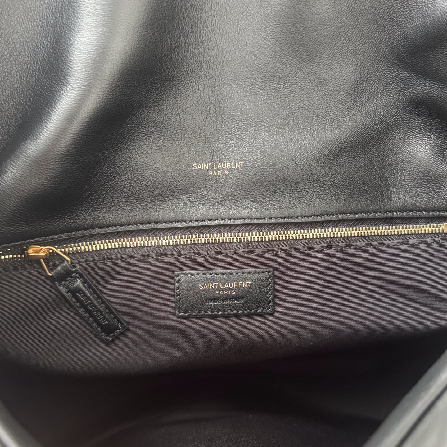 LOULOU PUFFER大号绗缝平面小羊皮包手感柔软细腻的小羊皮，罗缎衬里，能装轻便，单肩斜挎手拎流浪