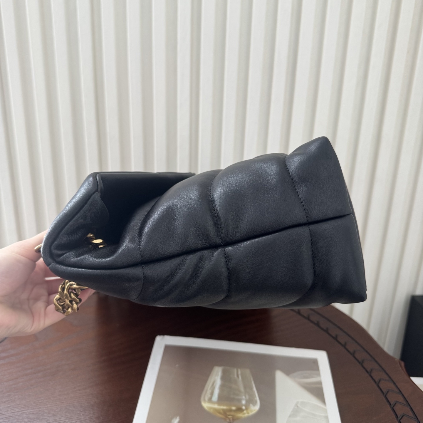 LOULOU PUFFER大号绗缝平面小羊皮包手感柔软细腻的小羊皮，罗缎衬里，能装轻便，单肩斜挎手拎流浪