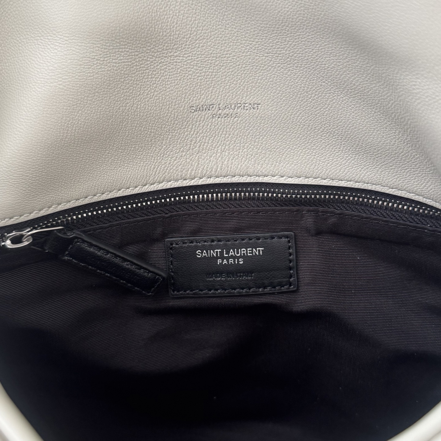 LOULOU PUFFER小号绗缝平面小羊皮包，手感柔软细腻的小羊皮，罗缎衬里，能装轻便，单肩斜挎手拎流