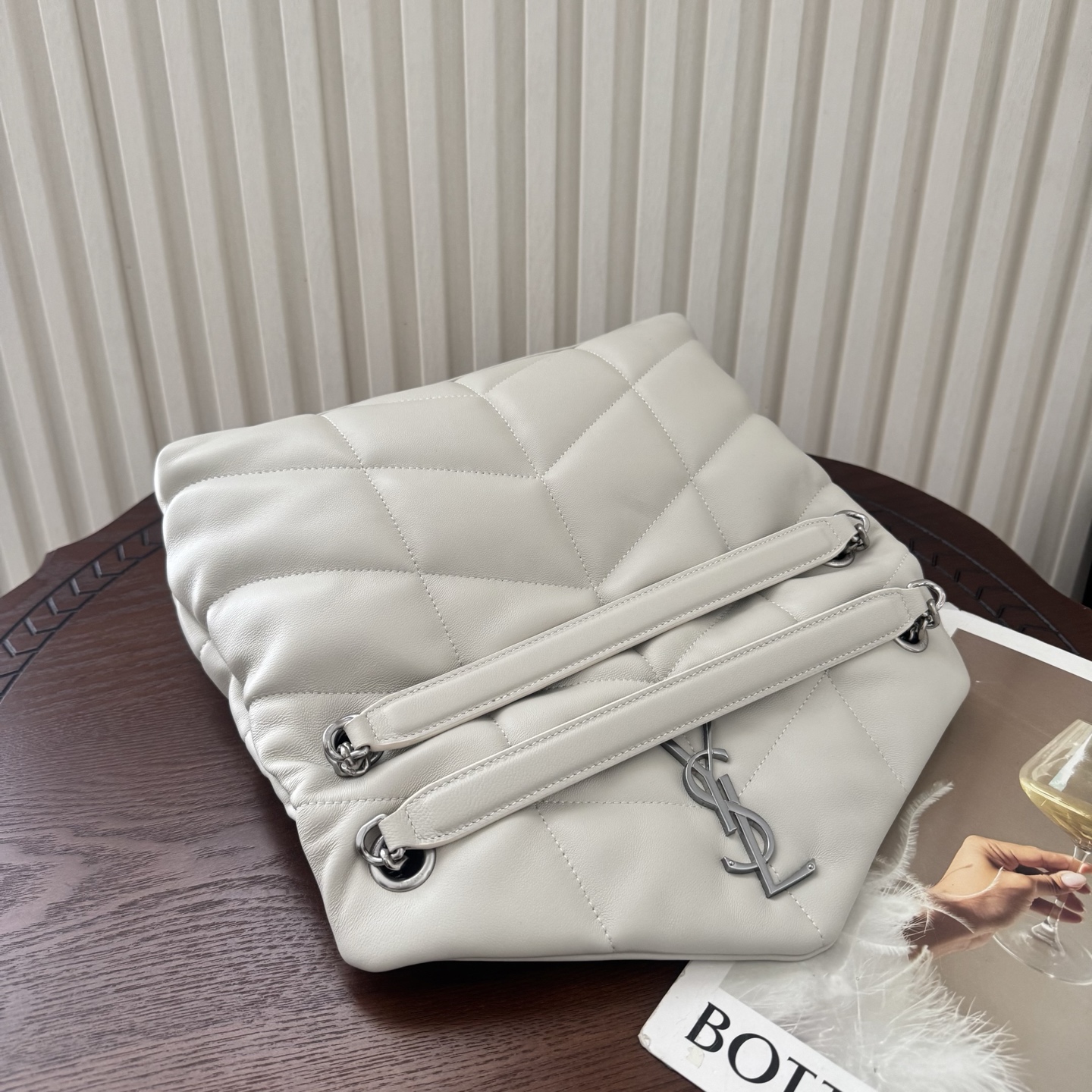 LOULOU PUFFER小号绗缝平面小羊皮包，手感柔软细腻的小羊皮，罗缎衬里，能装轻便，单肩斜挎手拎流