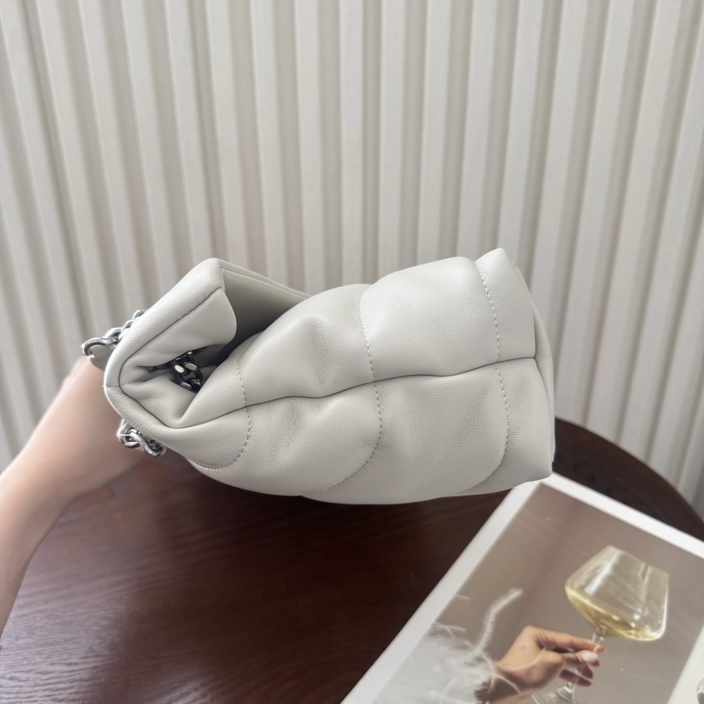 LOULOU PUFFER小号绗缝平面小羊皮包，手感柔软细腻的小羊皮，罗缎衬里，能装轻便，单肩斜挎手拎流