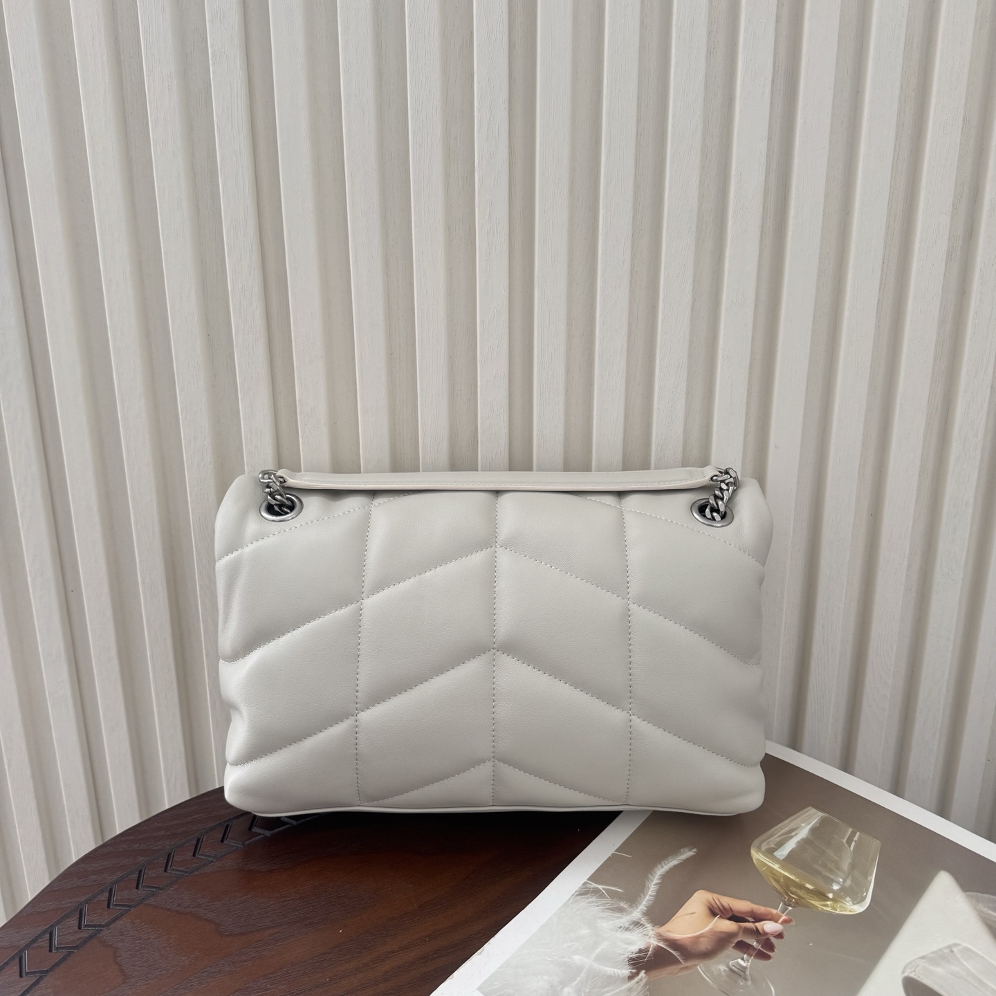 LOULOU PUFFER小号绗缝平面小羊皮包，手感柔软细腻的小羊皮，罗缎衬里，能装轻便，单肩斜挎手拎流