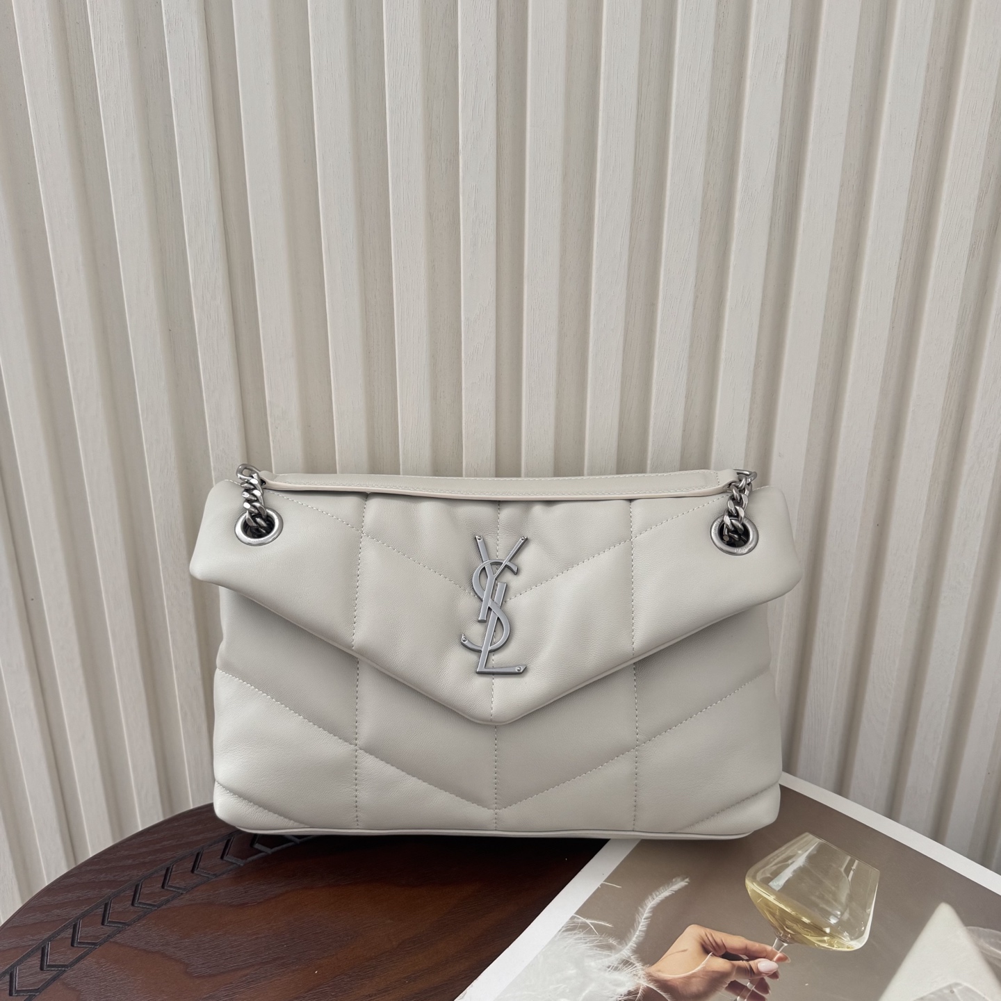 LOULOU PUFFER小号绗缝平面小羊皮包，手感柔软细腻的小羊皮，罗缎衬里，能装轻便，单肩斜挎手拎流